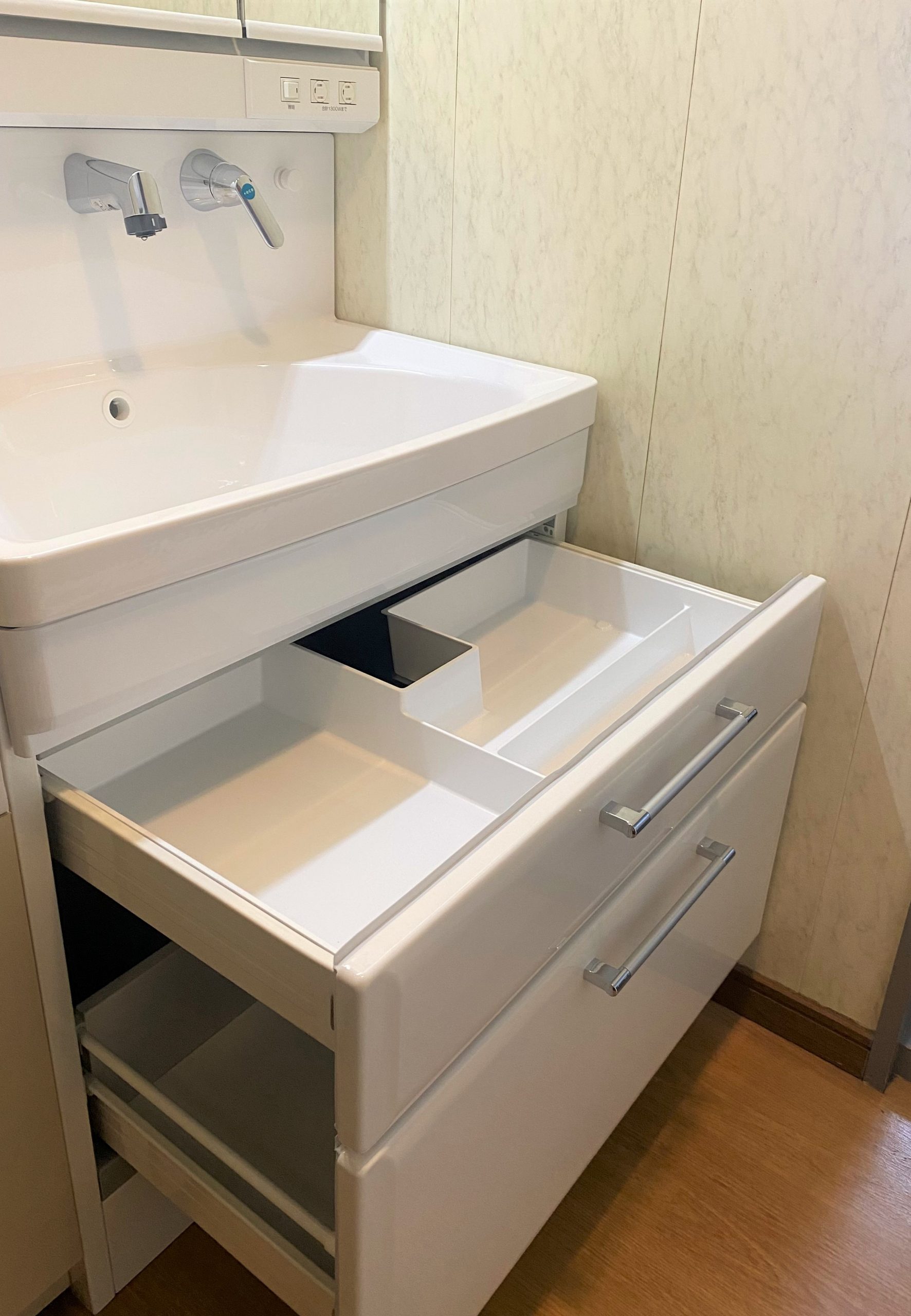 ハイバックカウンター&大容量の収納スペースで キレイが続くサニタリールーム