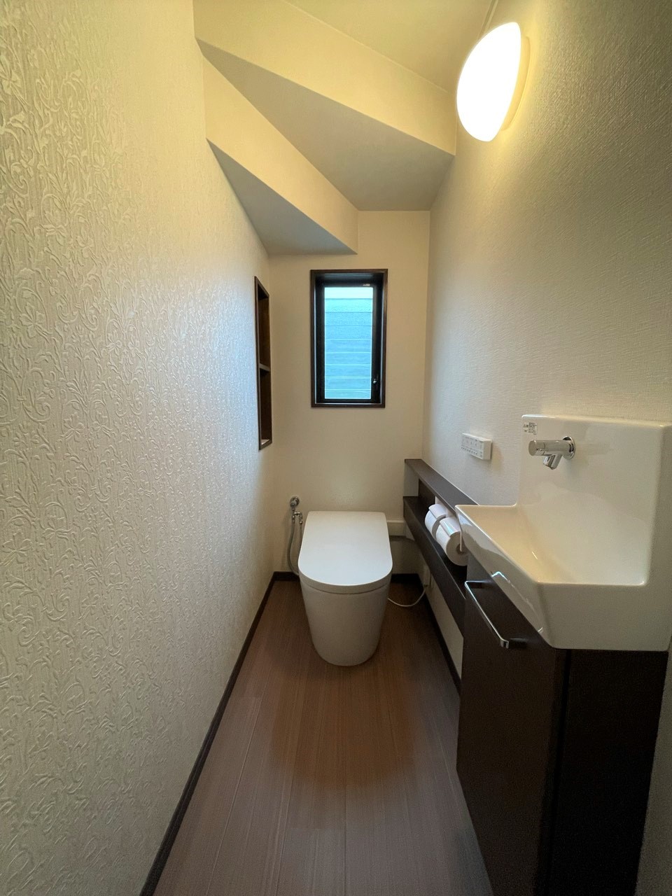 見た目の美しいタンクレストイレ×立体的な柄のアクセントクロスで 上質なレストルーム