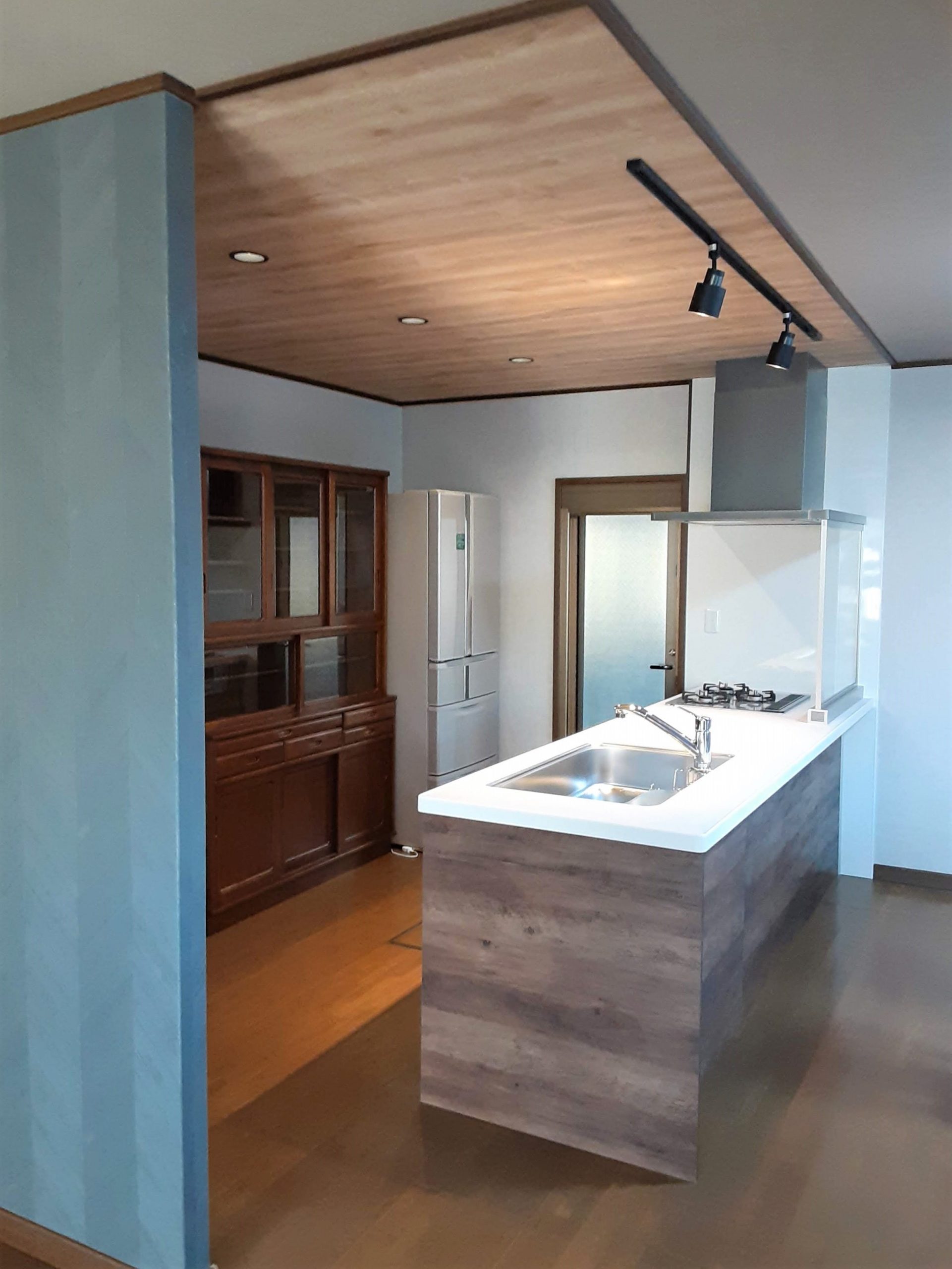 木目調のアクセントクロスで 木のぬくもりが感じられる癒しのキッチンに