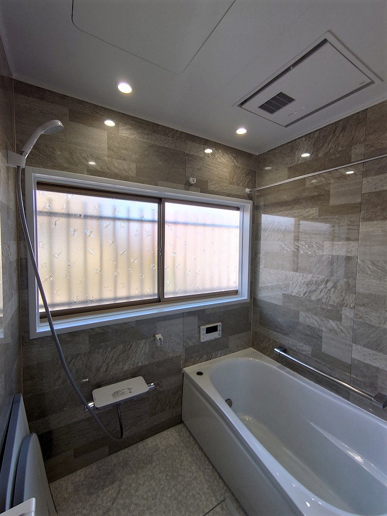 広すぎた間口に壁を立てて冷気を軽減 冬場でもヒヤッとしない あたたかなバスルームに