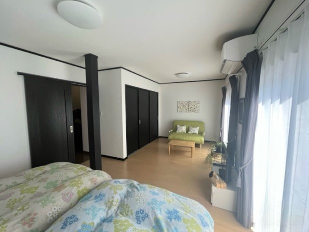 ２部屋の間仕切り壁をなくしてワンフロアに！ゆったりくつろげる贅沢な主寝室