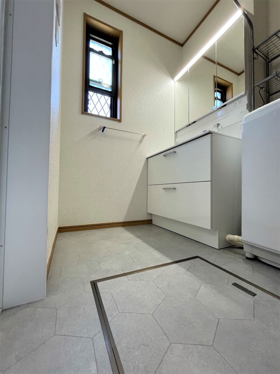 ヘキサゴン柄のクッションフロアが モダンで上品な空間を演出するサニタリールーム