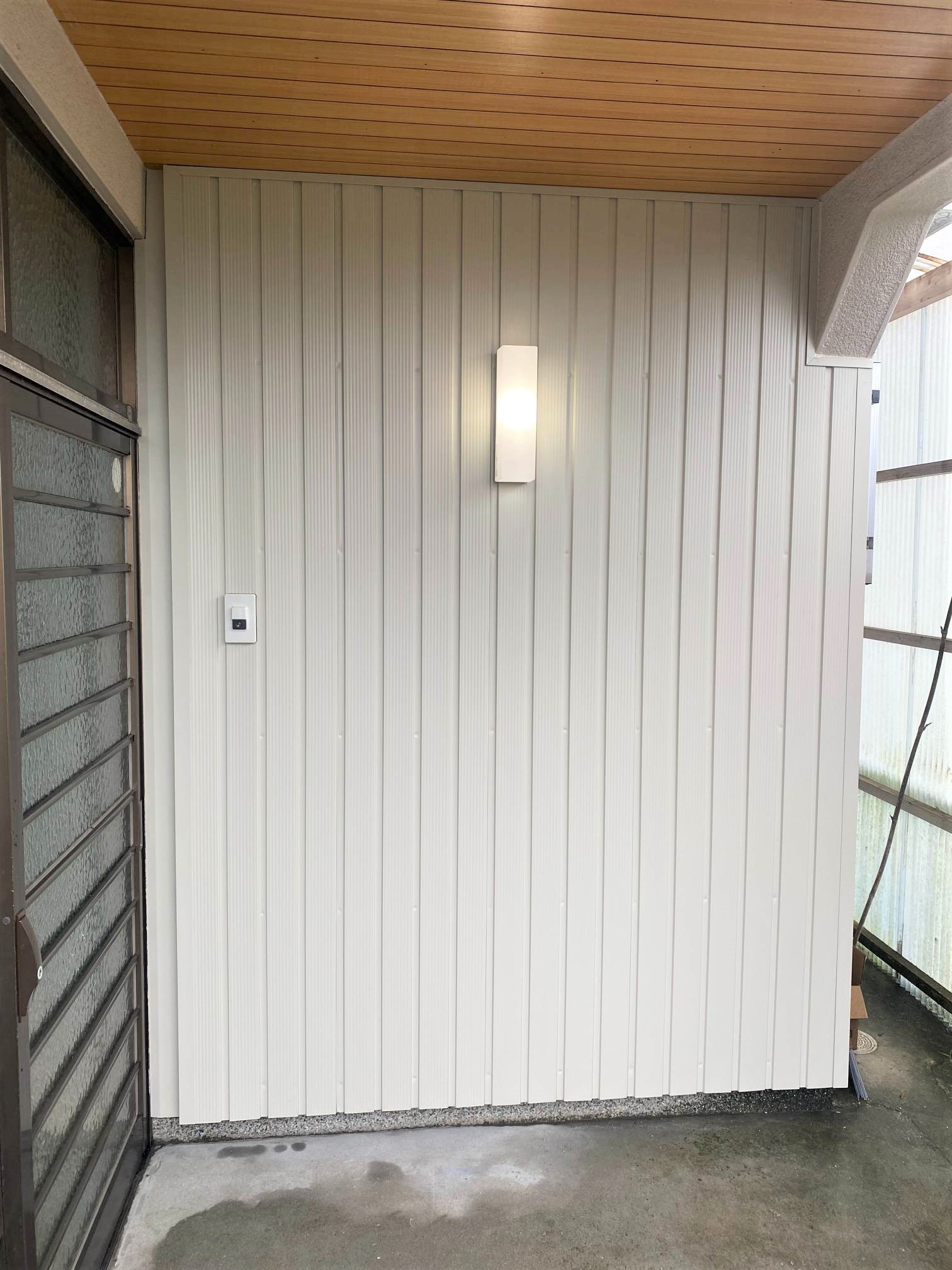 色あせや汚れが目立ちにくいアイボリー系のサイディングで 明るくスタイリッシュな玄関に