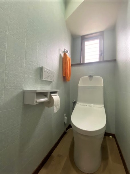 1階と２階で内装のテイストを変えて こだわりのトイレ空間に