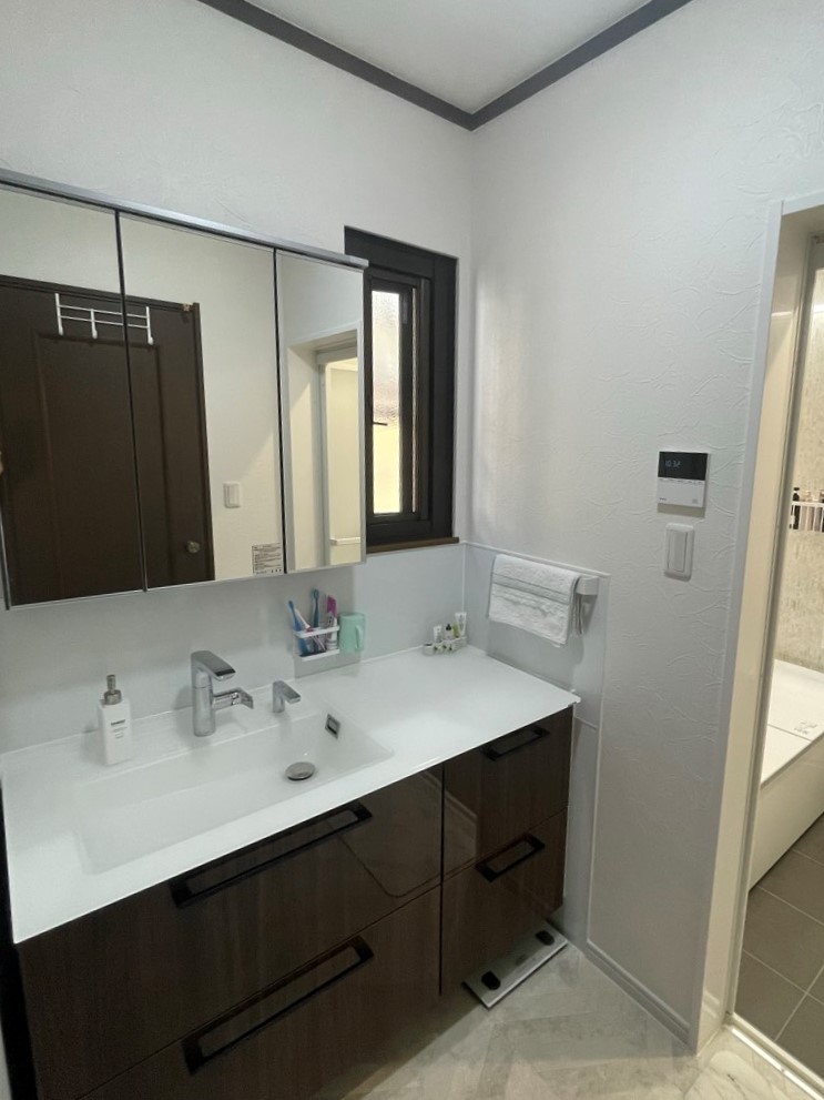 ホテルライクなクリスタルカウンターで美しい洗面に