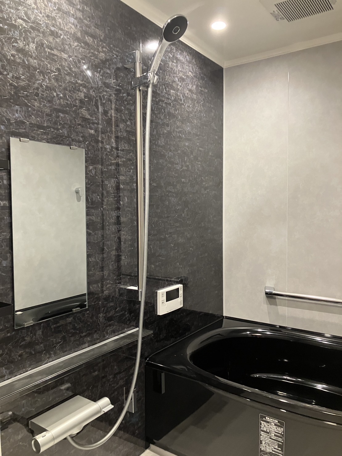 黒を基調とした高級感のあるバスルームに