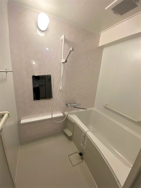 バランスを崩しやすい浴槽をまたぐ時も 手すりがあれば安心！