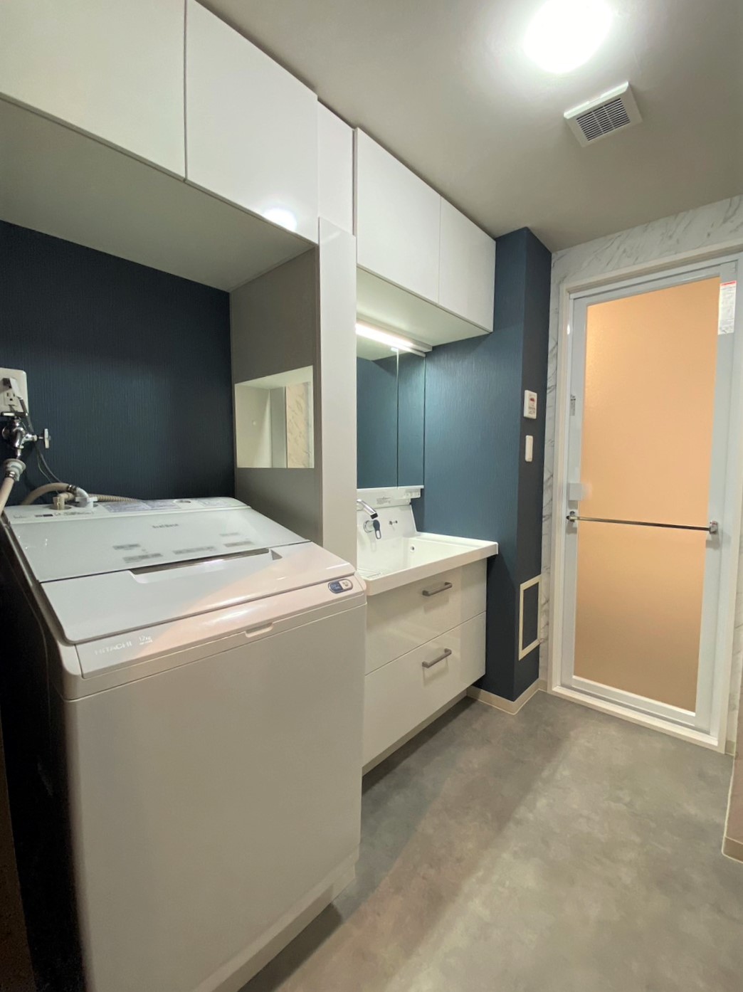 アクセントクロス×大理石調クロスで 洗練されたサニタリールーム