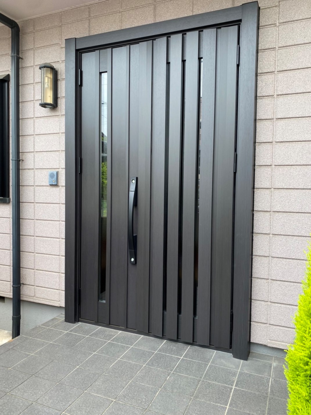 1dayリフォーム！断熱性・防犯性・デザイン性の高い玄関ドアに