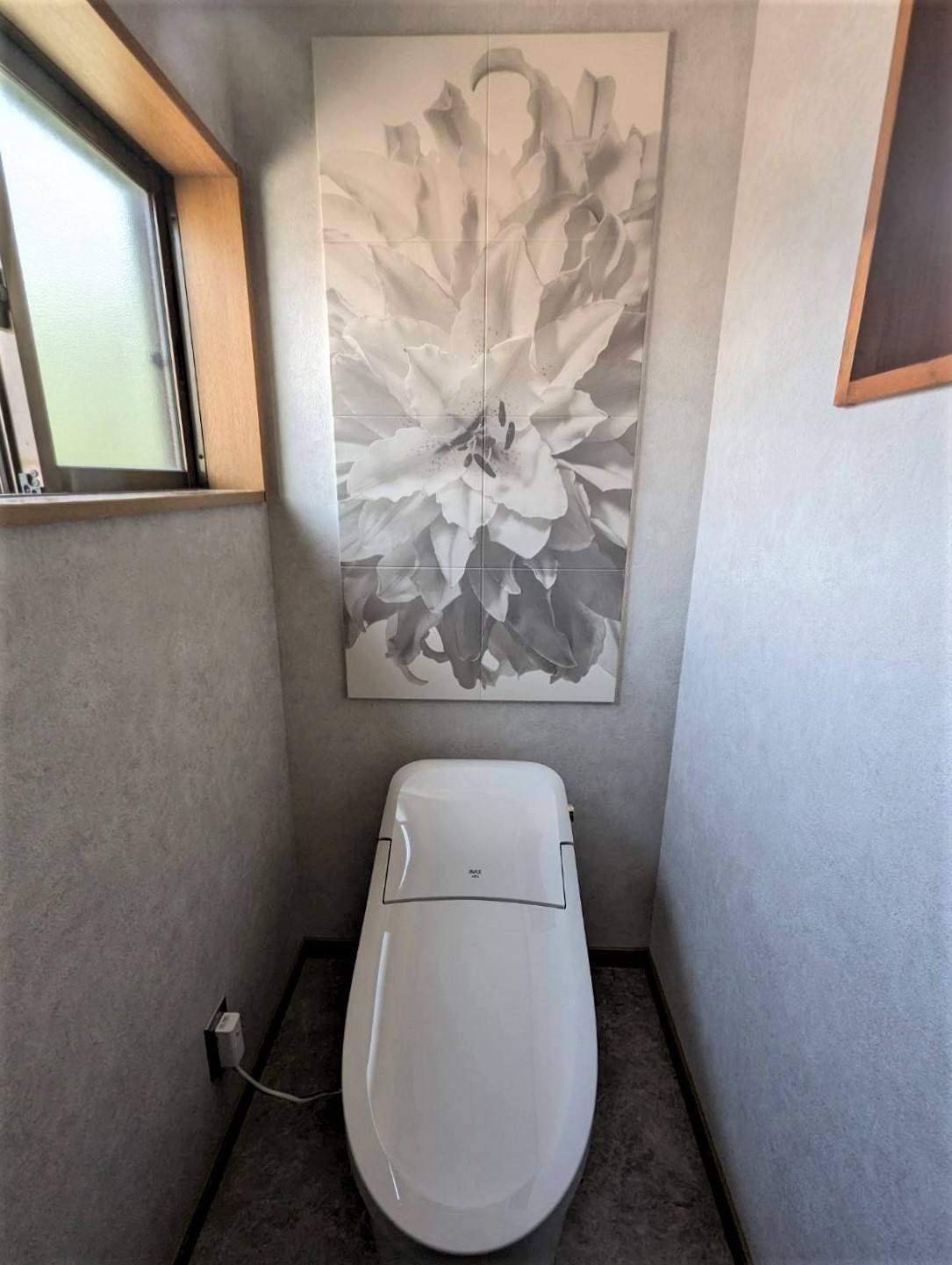 エコカラットが存在感を放つ シンプルモダンなトイレ空間