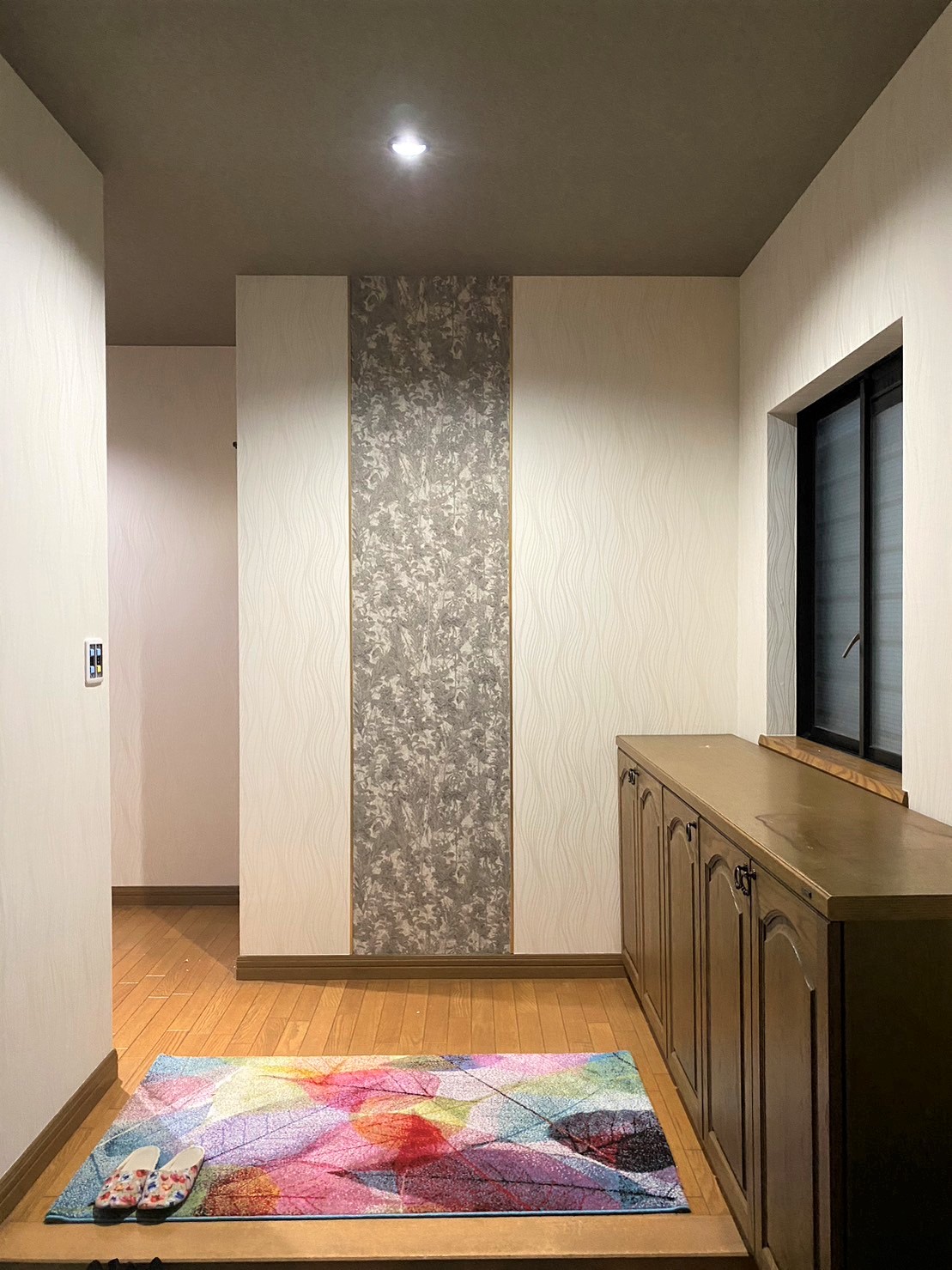 見切り材にゴールドのラインを入れて 照明で映えるアクセントクロス