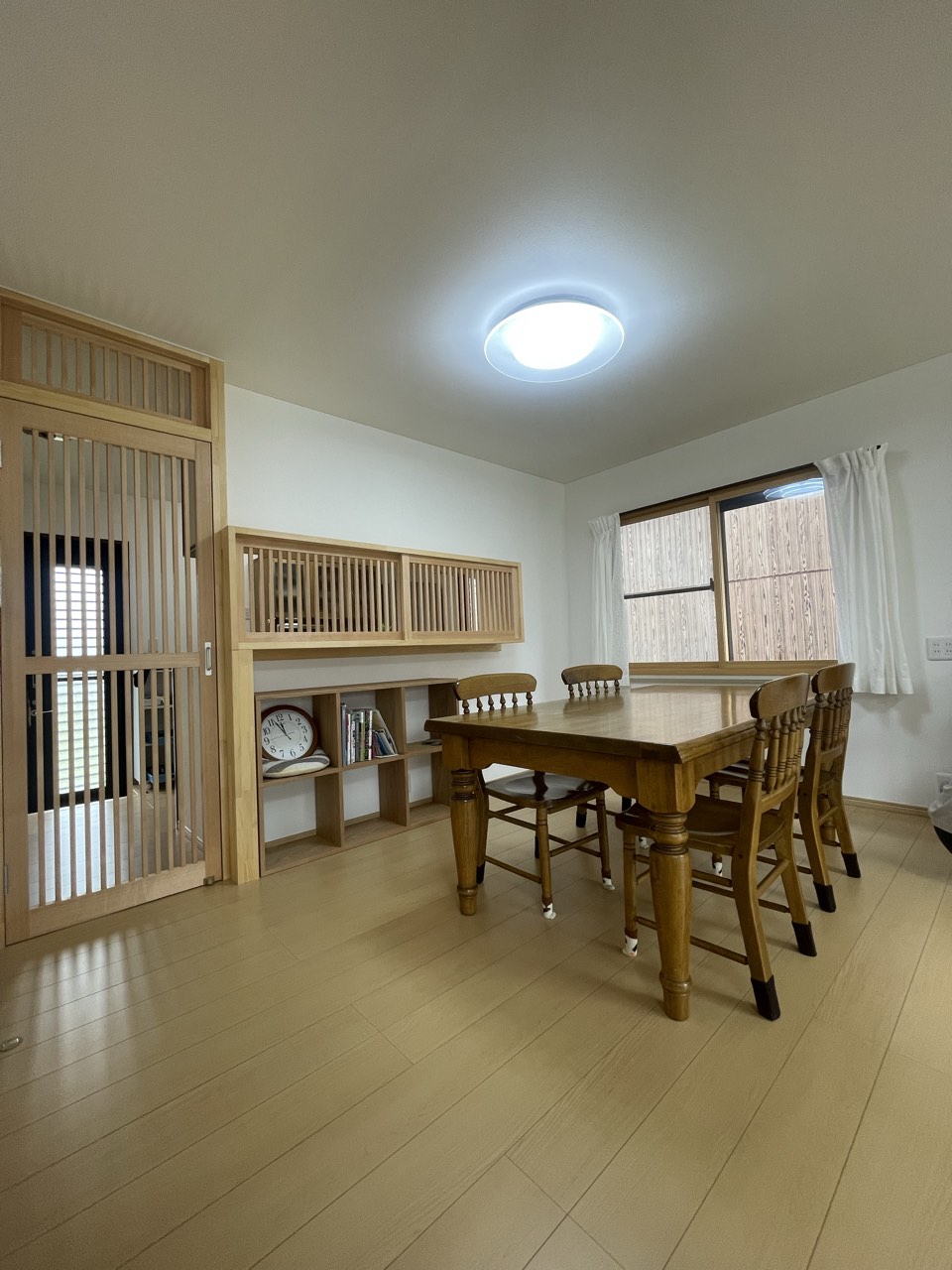 愛猫の足腰に負担をかけない床材と安全な建具で 家族みんなにやさしいＬＤＫ