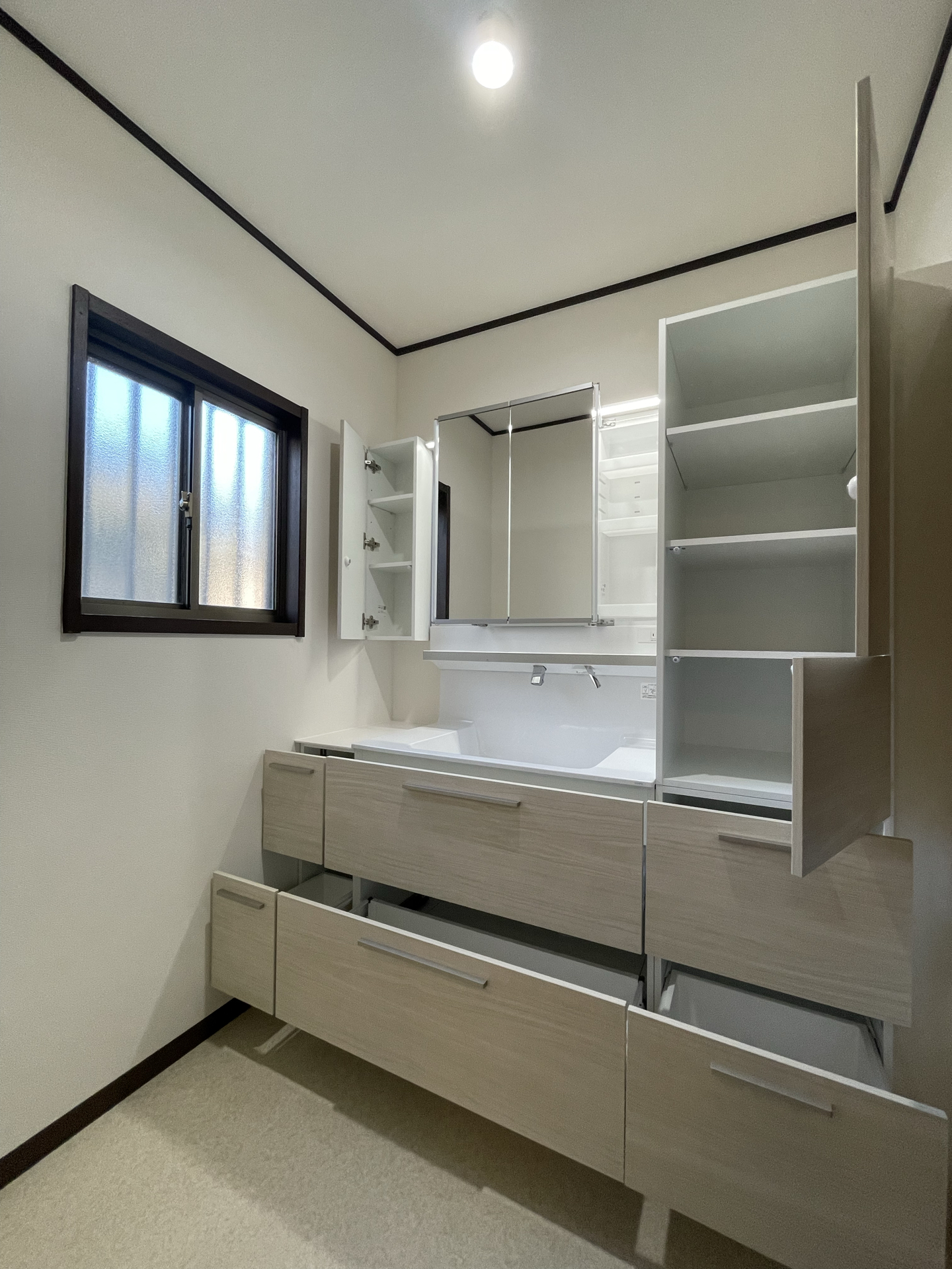 圧倒的な収納力でキレイが続く すっきりと片づいたサニタリールーム