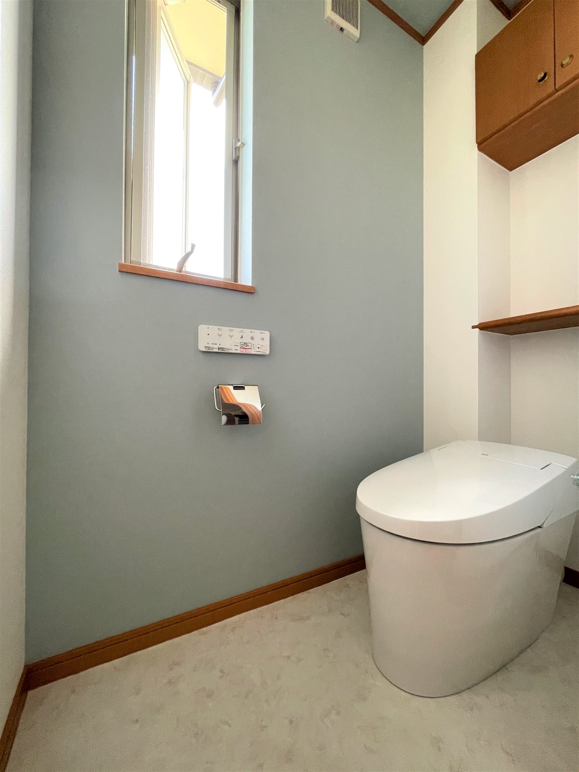 １dayリフォーム！ブルー系のアクセントクロスで モダンなトイレ空間に