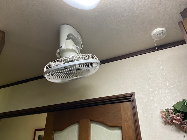 使い勝手はそのままに 夏場のキッチンを快適にしてくれる天井付け扇風機