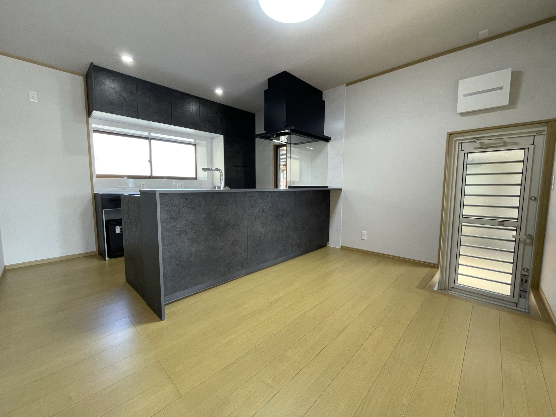 高級感のあるチャコールグレーのキッチンが主役の大空間なＬＤＫに