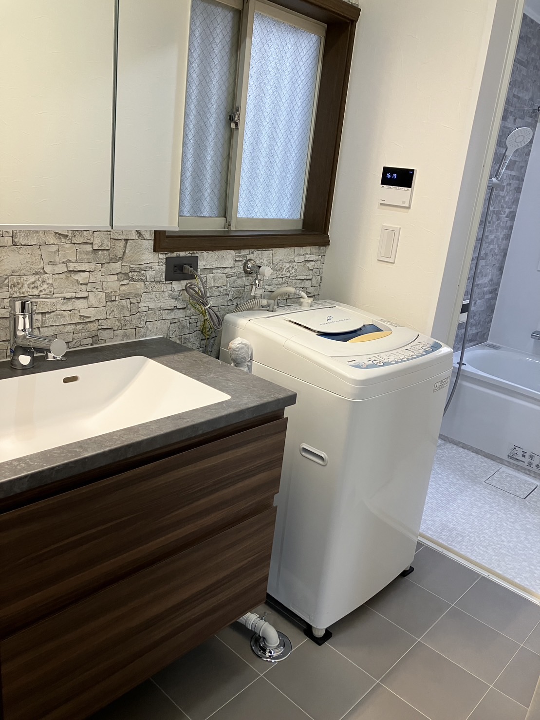 造作洗面台で 広々と使いやすいホテルライクな空間に