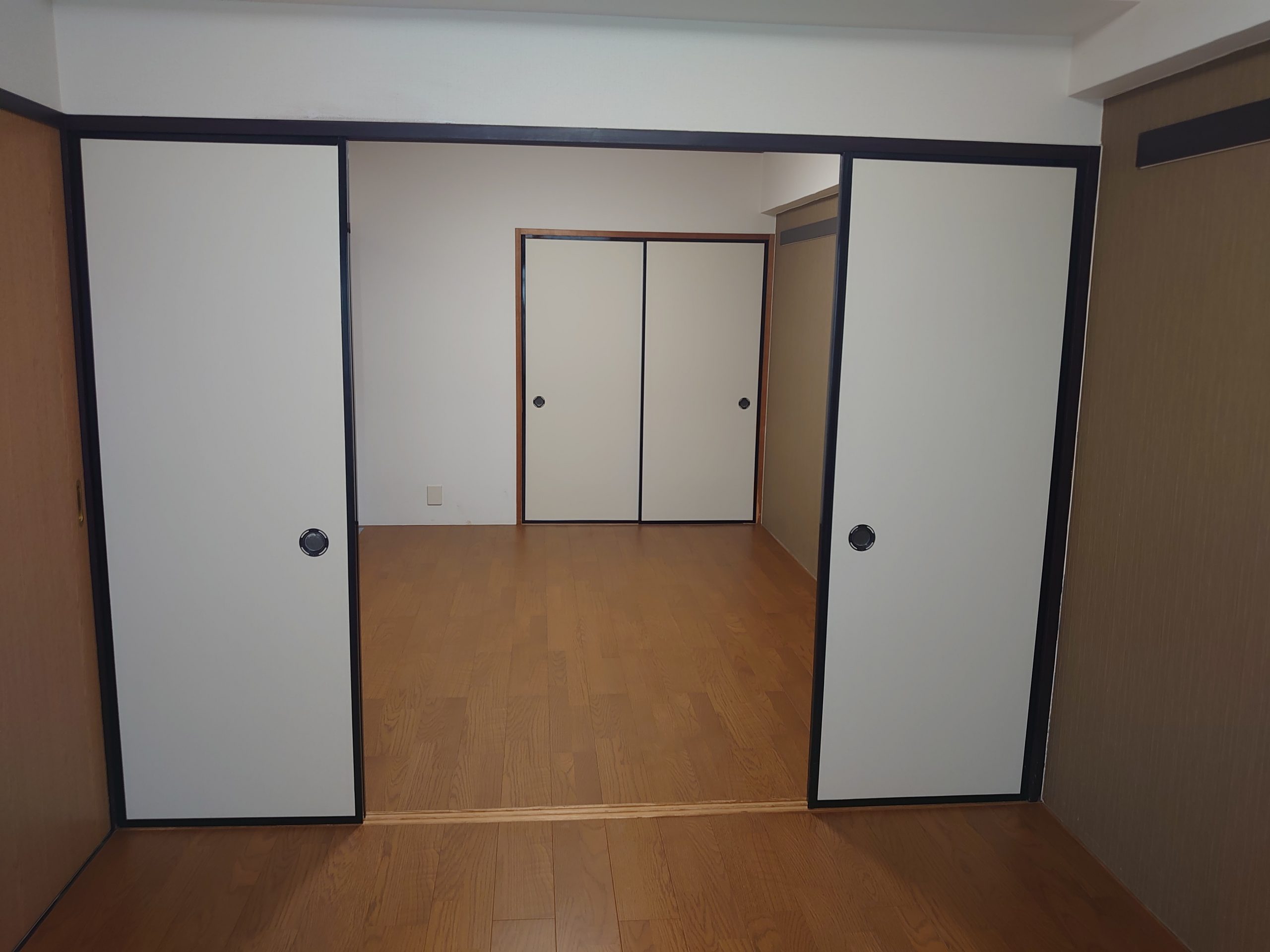 二間続きの和室をフローリングでフラットに仕上げて 襖を外せば広いワンフロアに