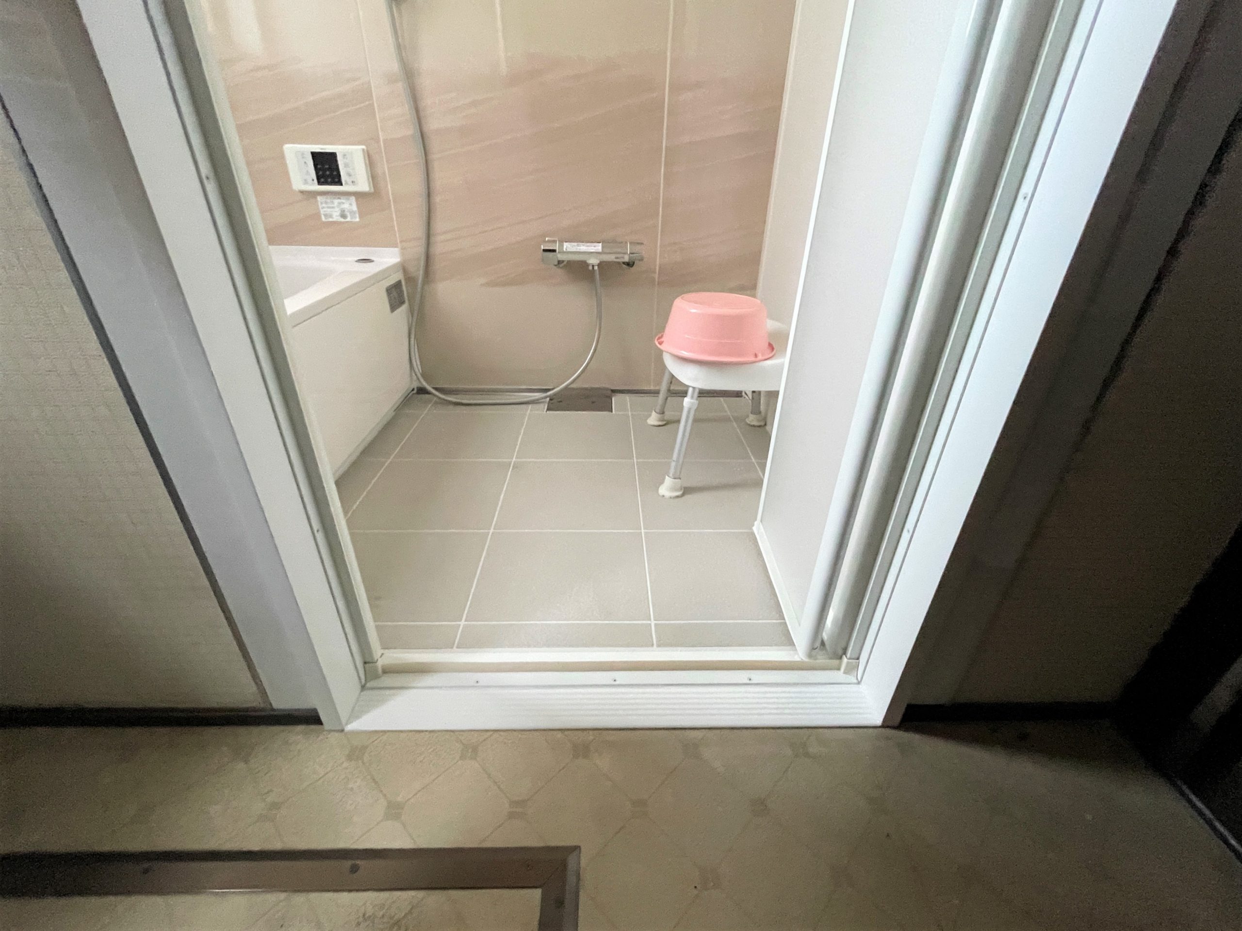 浴室のまたぎ部分の段差を解消＆手すりを取付けて 安全・安心のバスタイムに