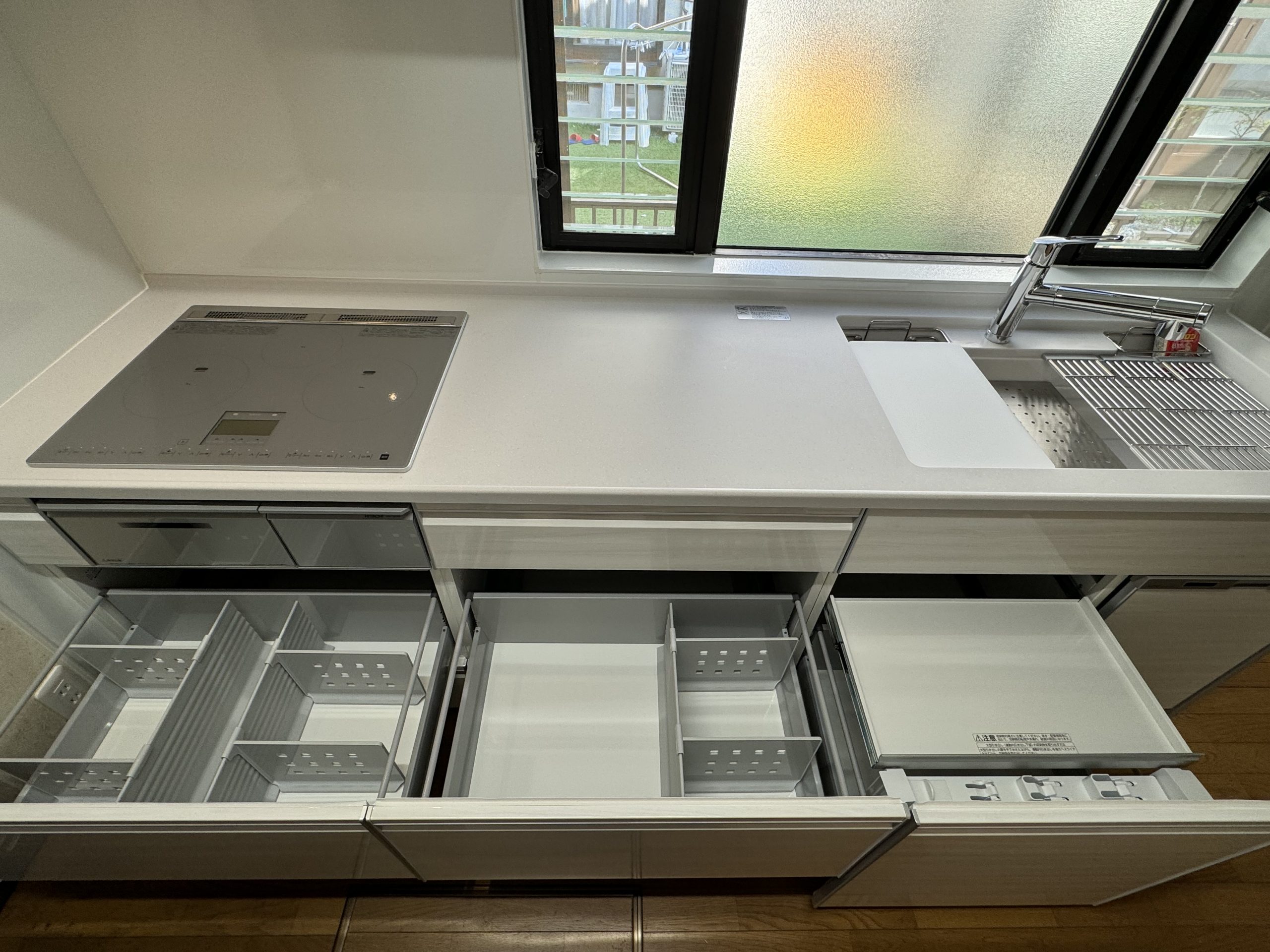 マグネットで自由なサイズに間仕切りできるキッチン収納