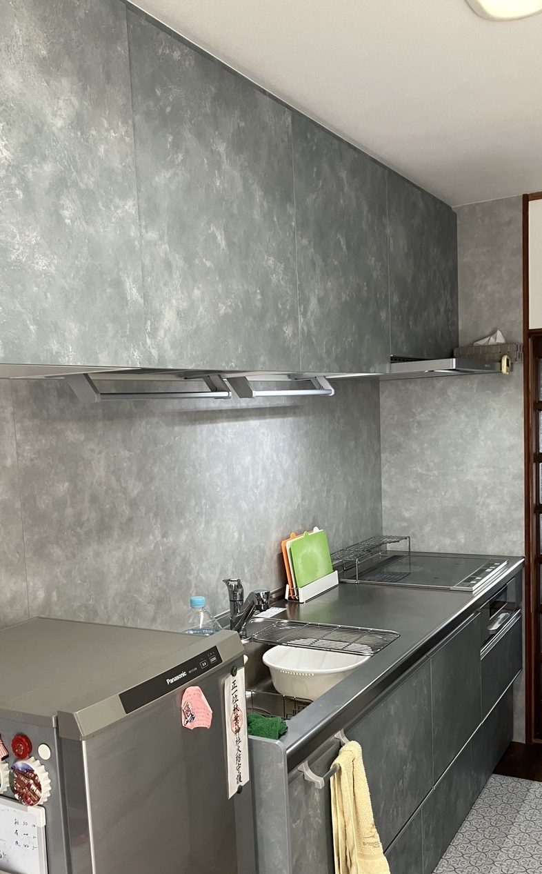 キッチンと吊り戸のサイズを見直して すっきり納まる機能的なキッチン空間に