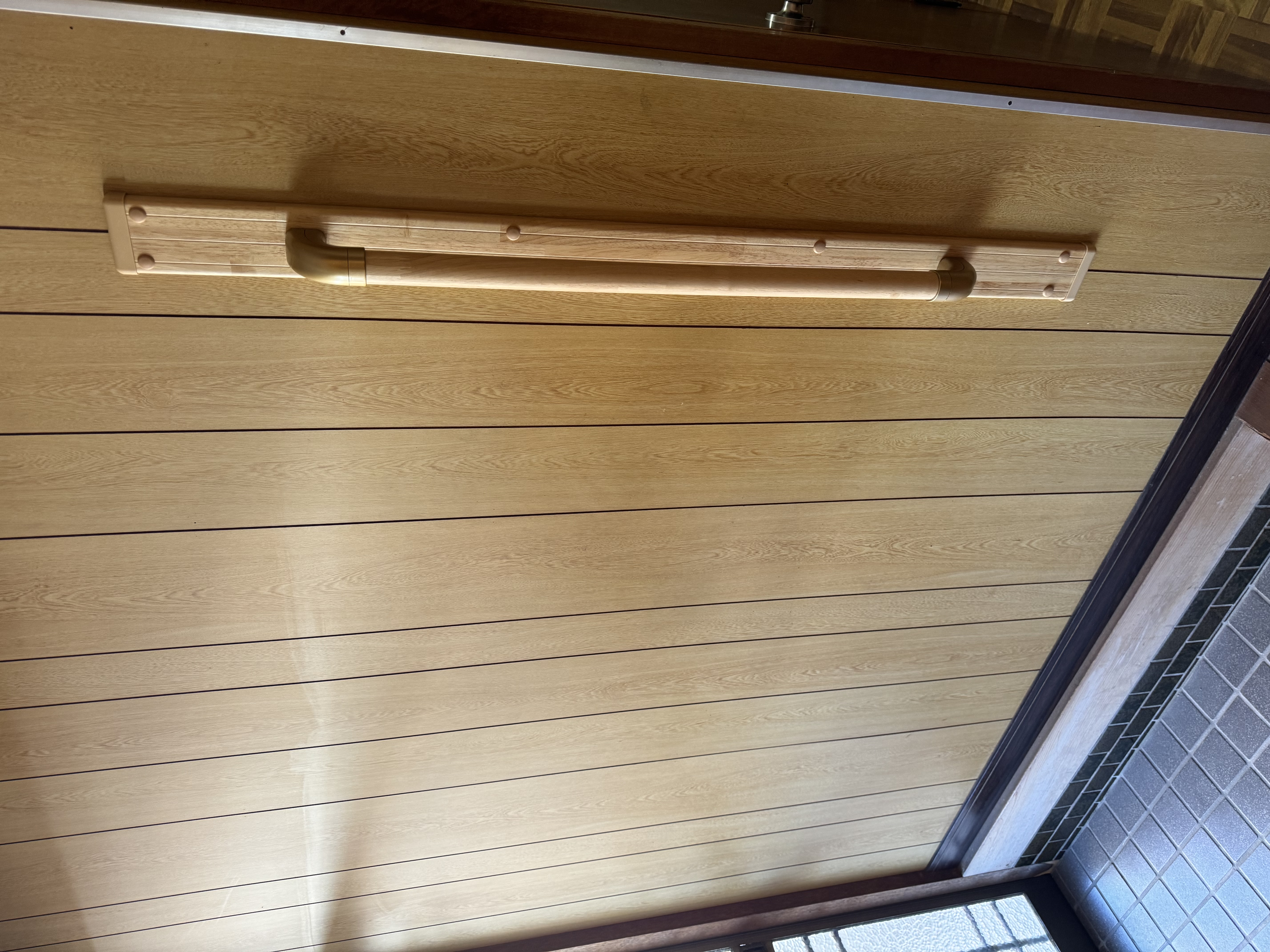 家の中の段差部分に手すりを取付けて身体をサポート