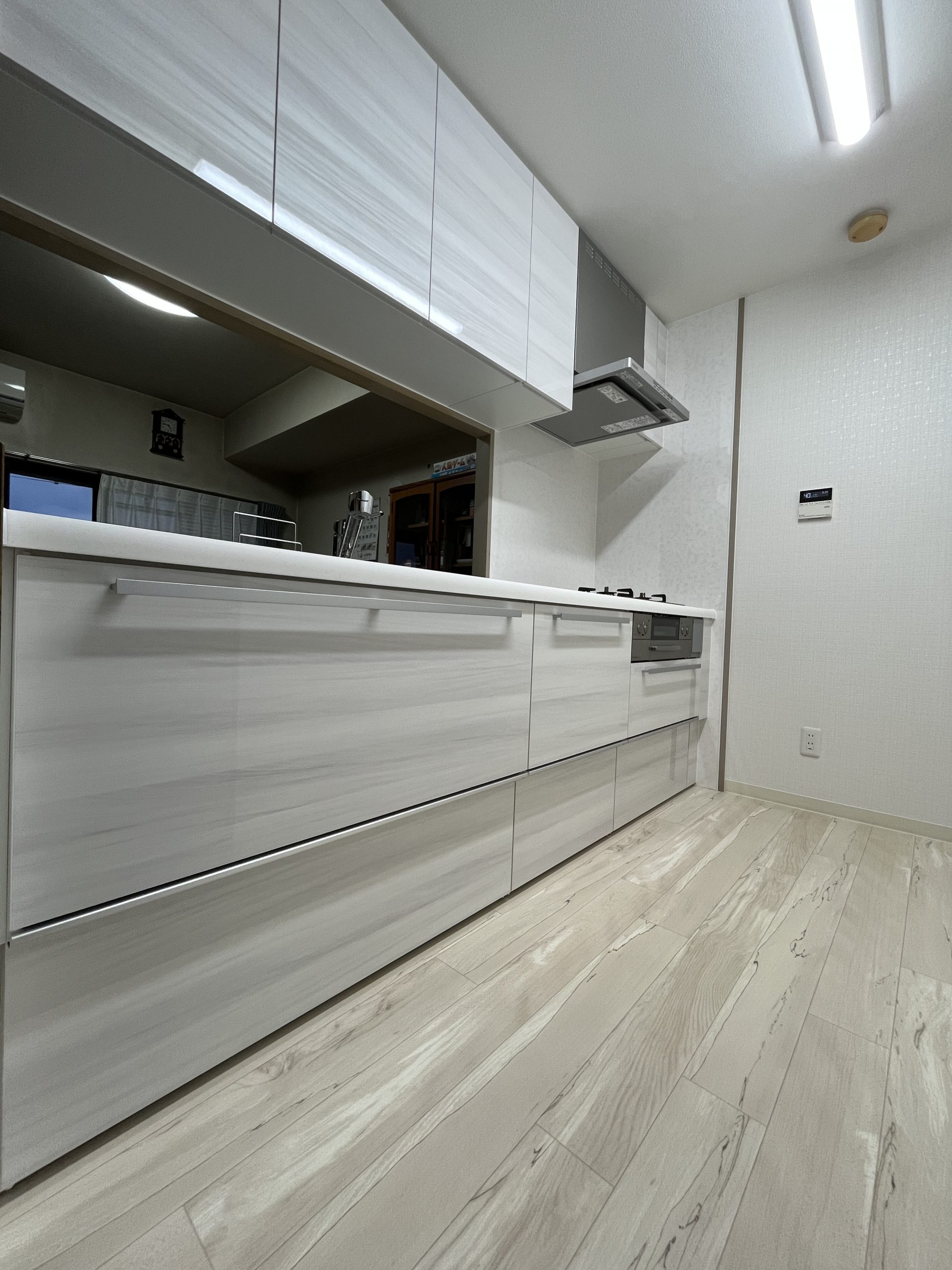 天井から足元までたっぷりしまえる収納で キレイを保ちやすいキッチン