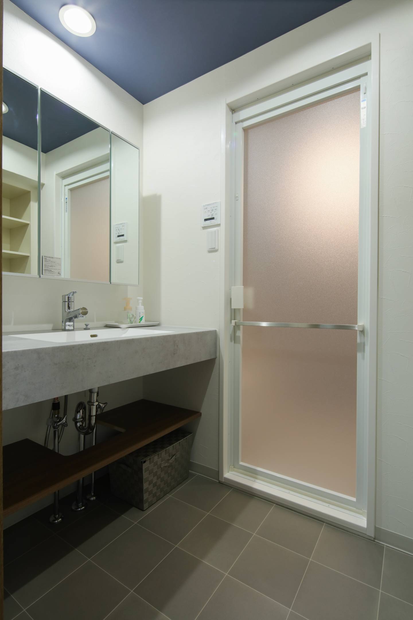 グレー系で統一した ホテルライクな洗面・浴室空間