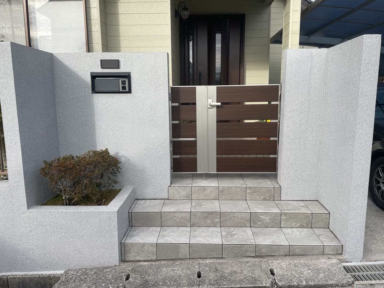 お家の顔が生まれ変わり気分も一新！シックでスタイリッシュな外構に