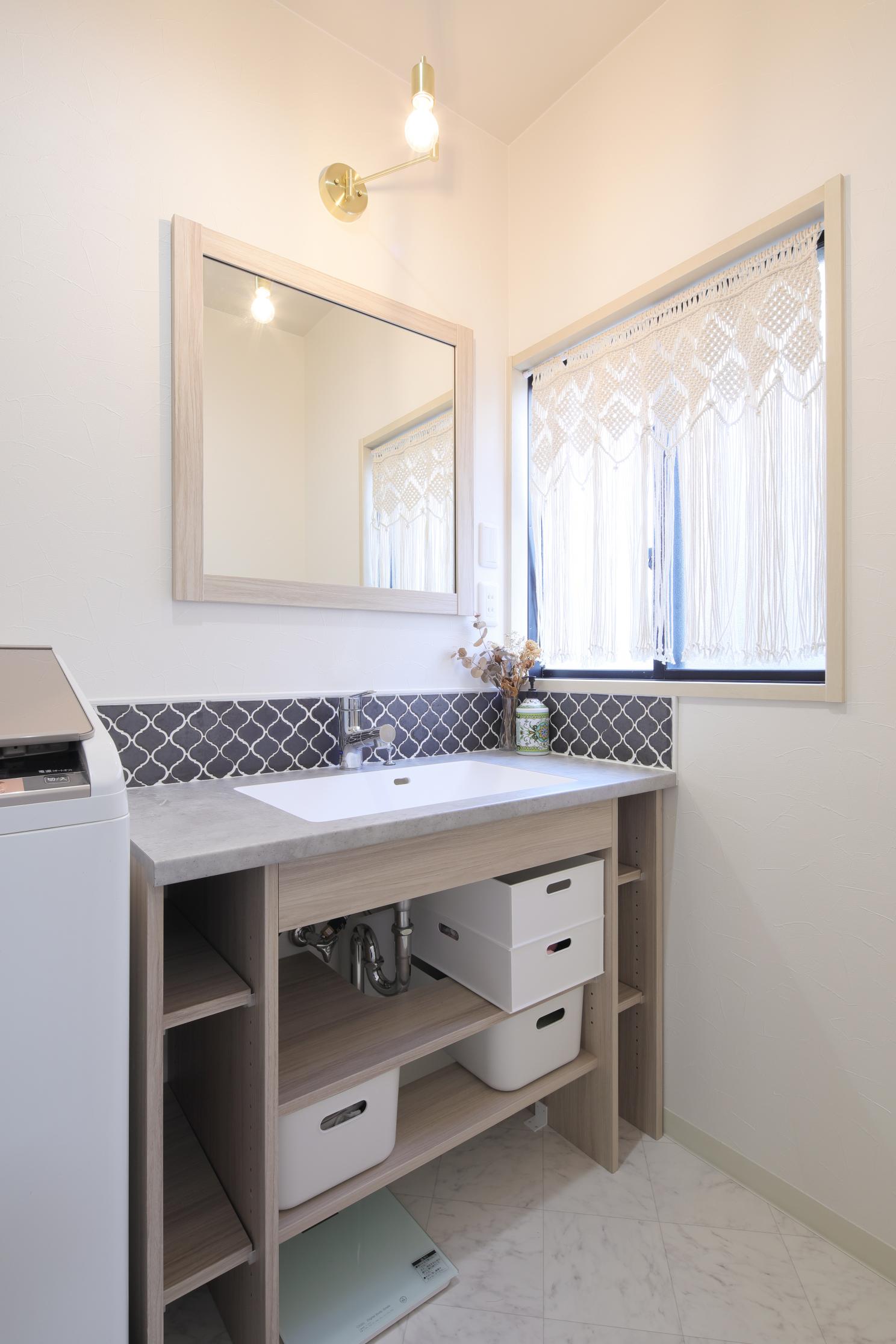 オープンカウンターの造作洗面×モザイクタイル×ブラケット照明で 自分好みのラグジュアリー空間に