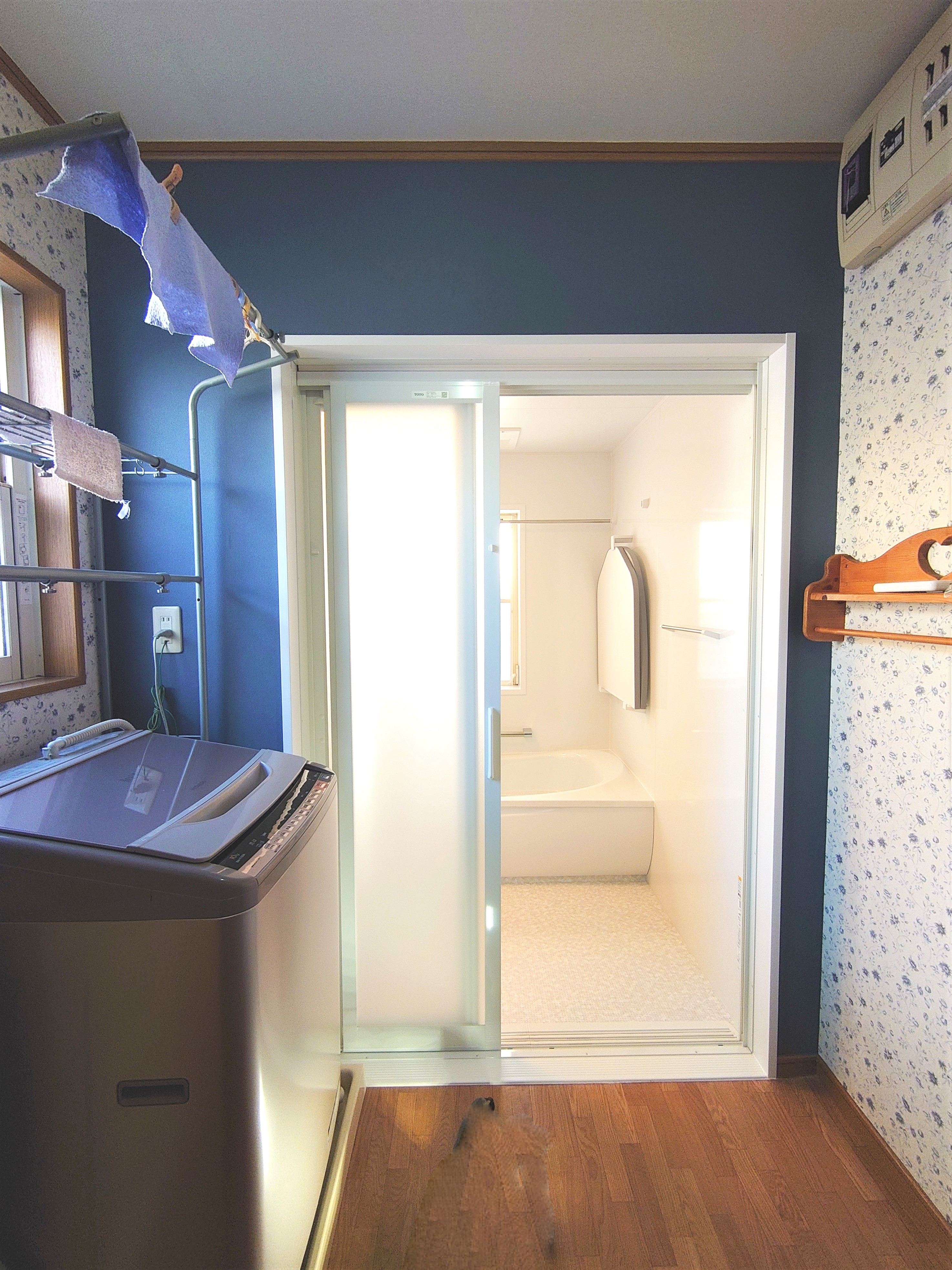 思い出の詰まった家具や壁飾りはそのままに 快適なバスタイムを