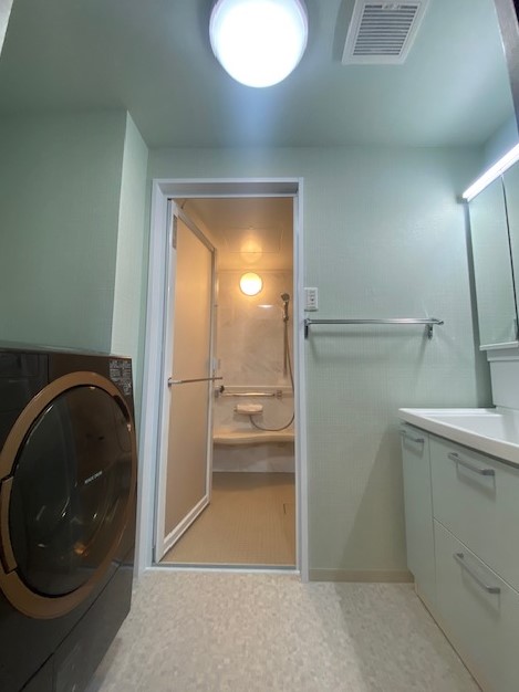 補助金活用でおトクにリフォーム！段差解消と手すりの設置で安全・安心のバスタイムに