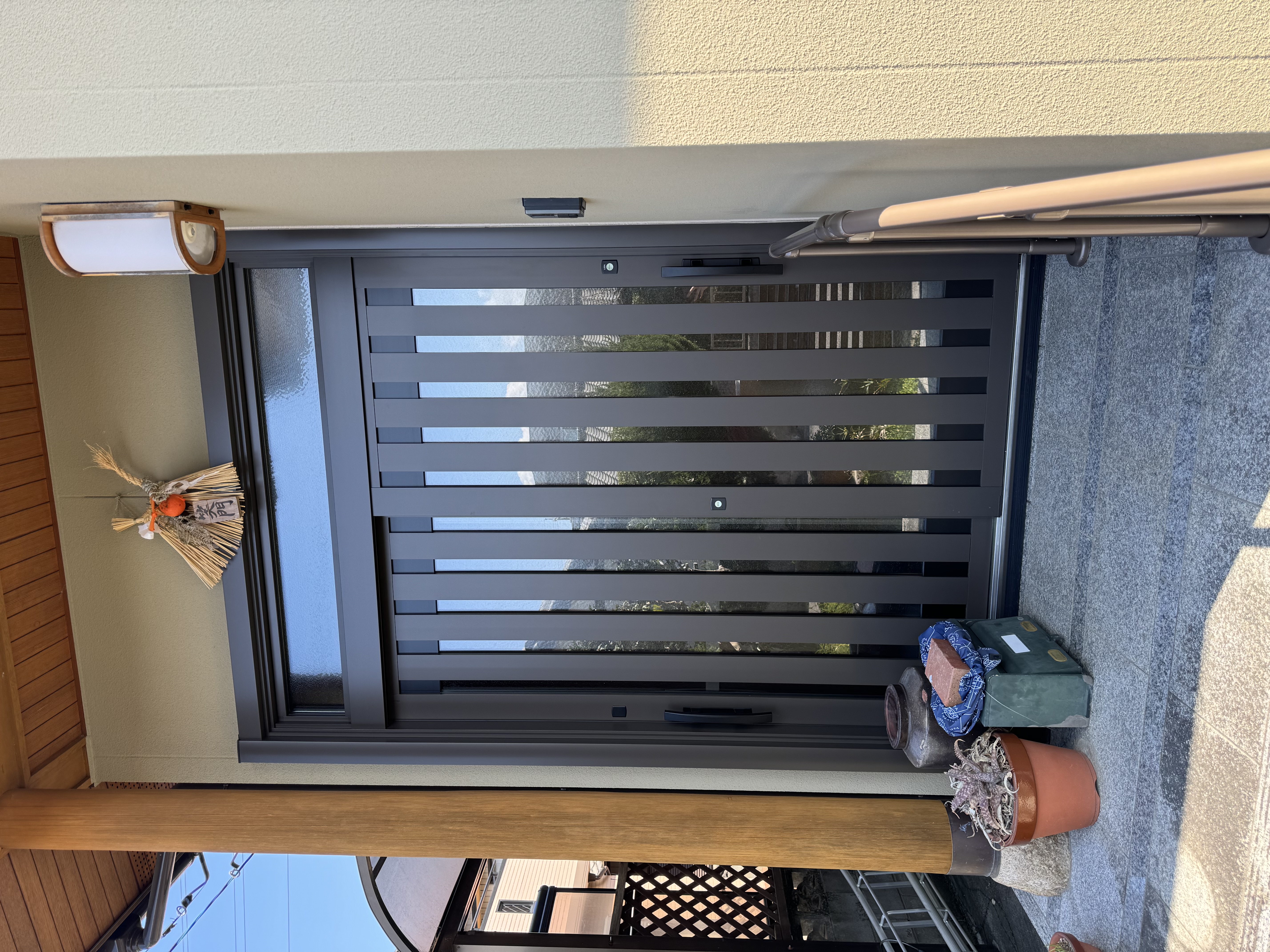 1dayリフォーム！断熱性の高い玄関ドアと内窓設置で快適な玄関空間へ