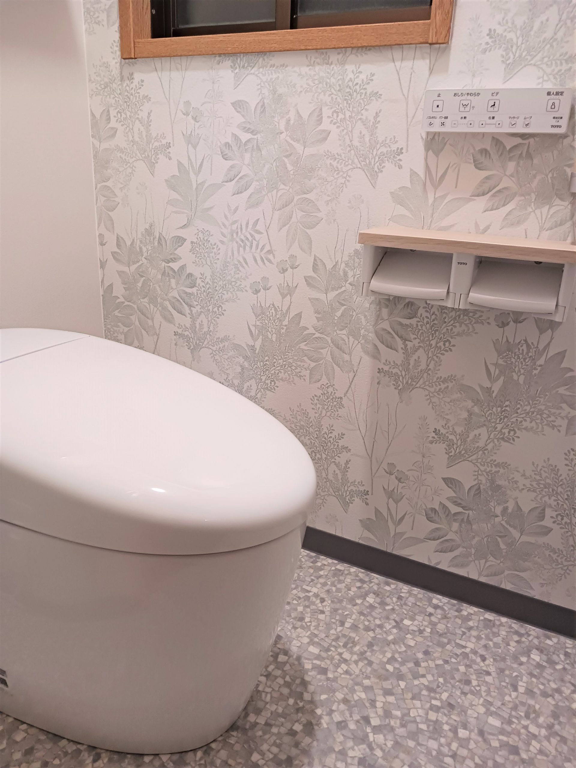 上品なアクセントクロスが映える 落ち着いたレストルーム