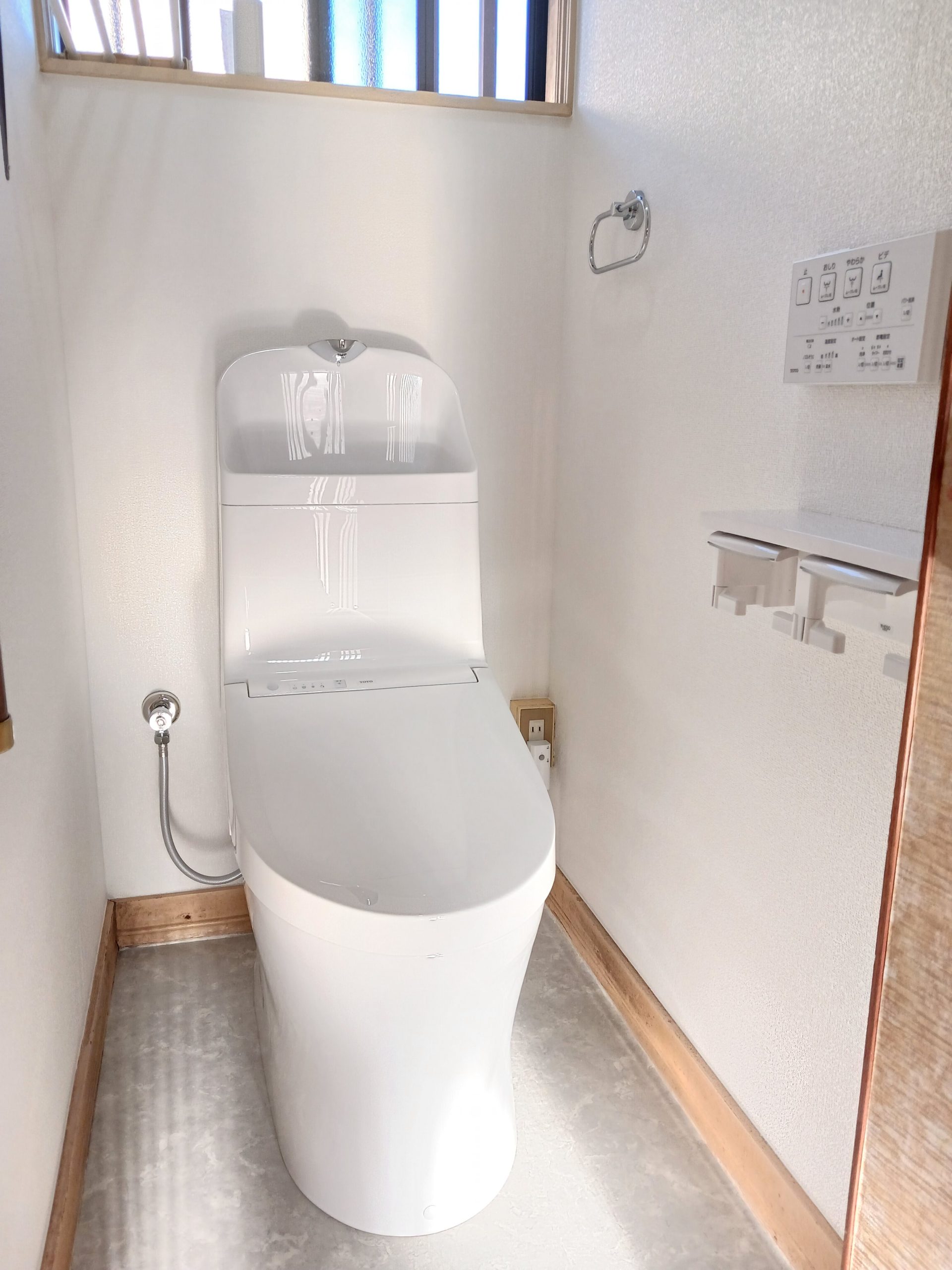 1dayリフォーム！白を基調とした清潔感がある明るいレストルームに