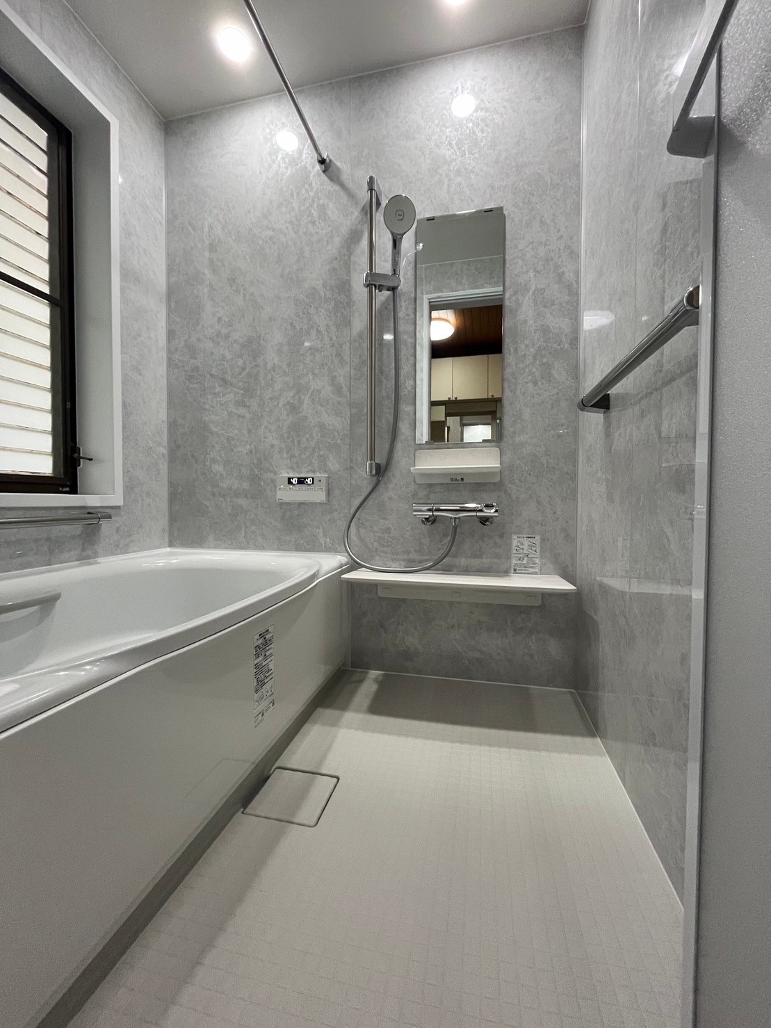 年齢を重ねても安全･安心に使えるあたたかい浴室に