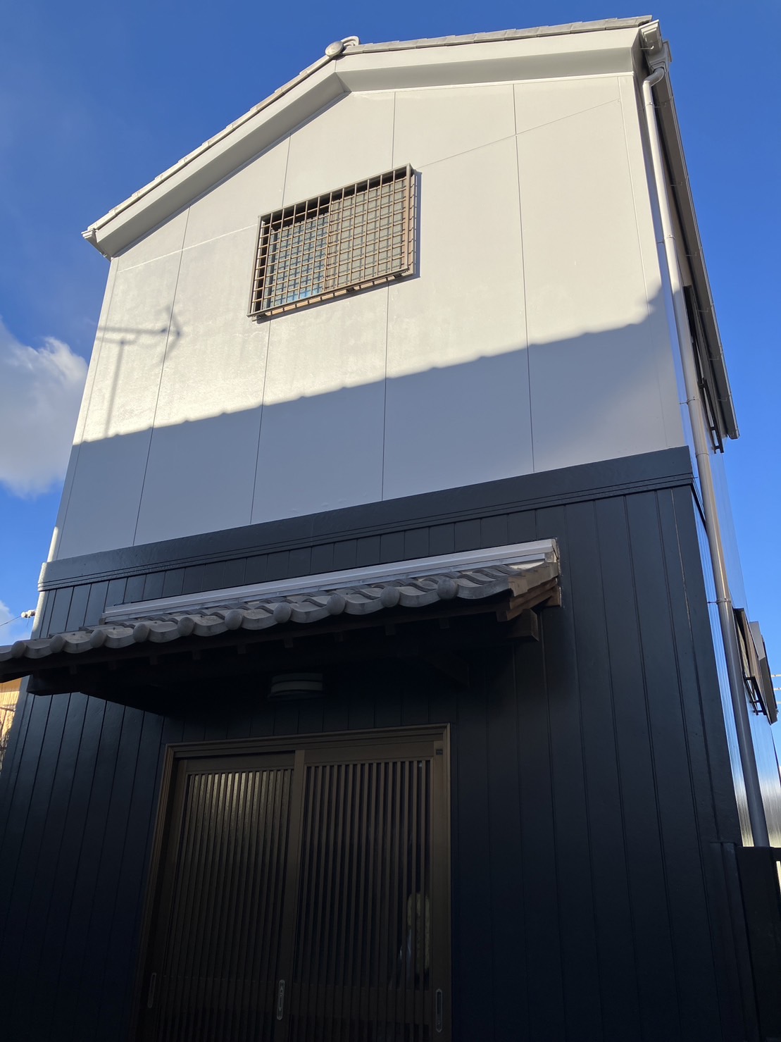 外壁塗装でイメージを一新！シックでかっこいい蔵へ