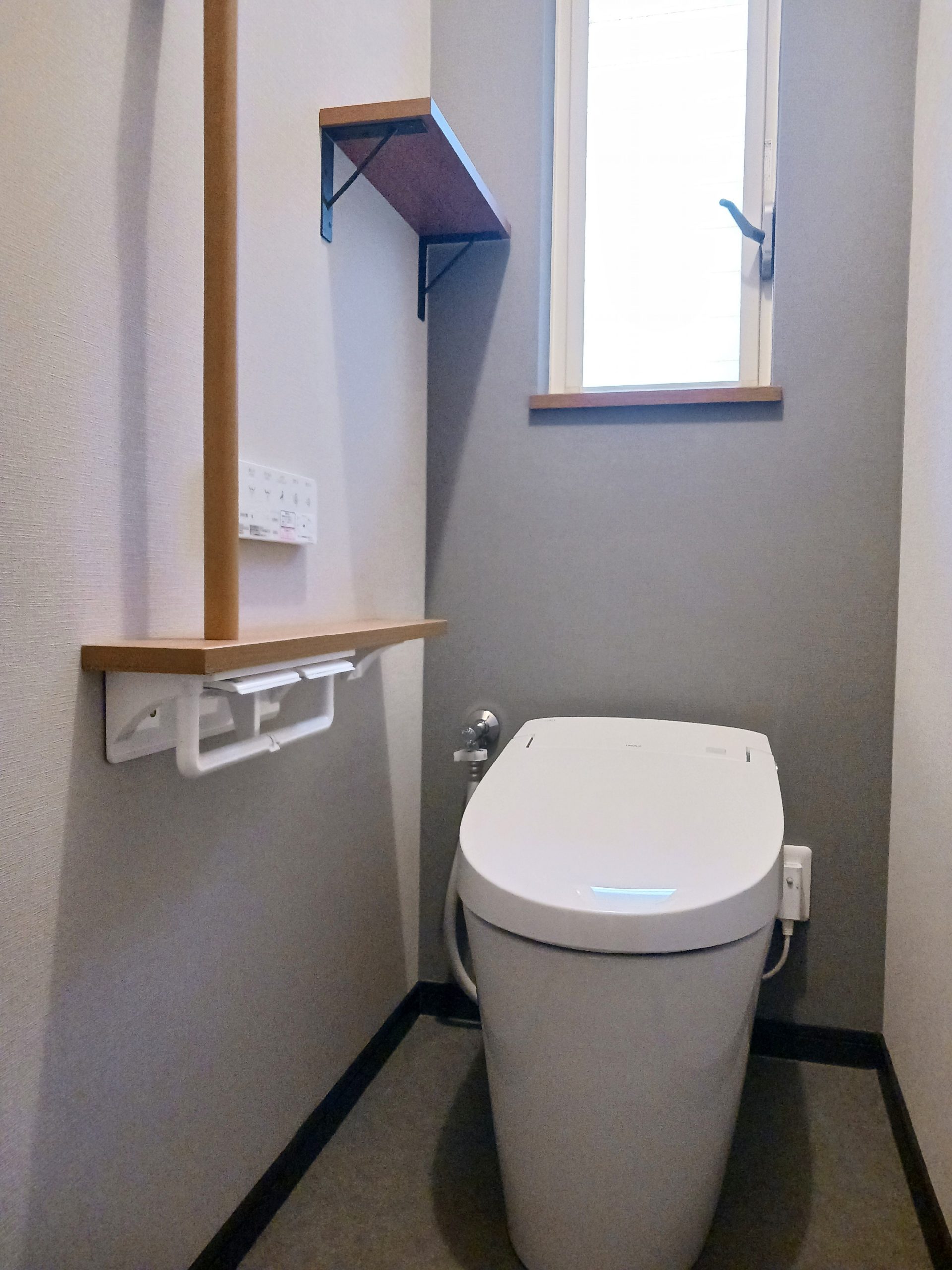 おしゃれな木製小物がアクセント ナチュラルであたたかみのあるレストルームへ