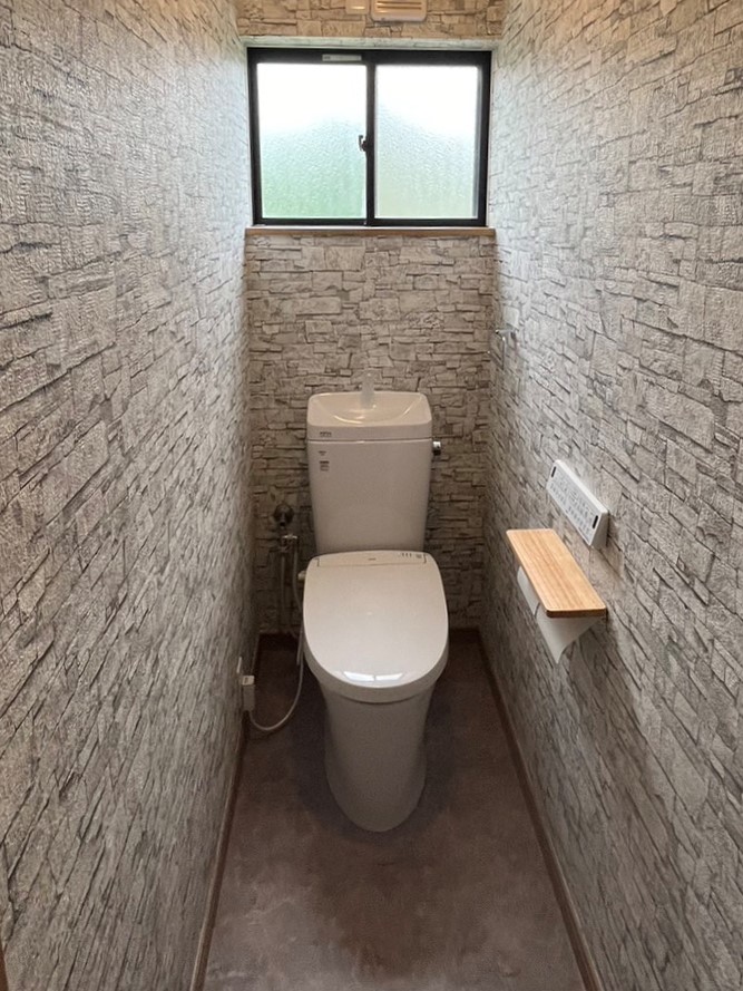 １dayリフォーム！洞窟をイメージしたアクセントクロスで雰囲気を一新したトイレ空間
