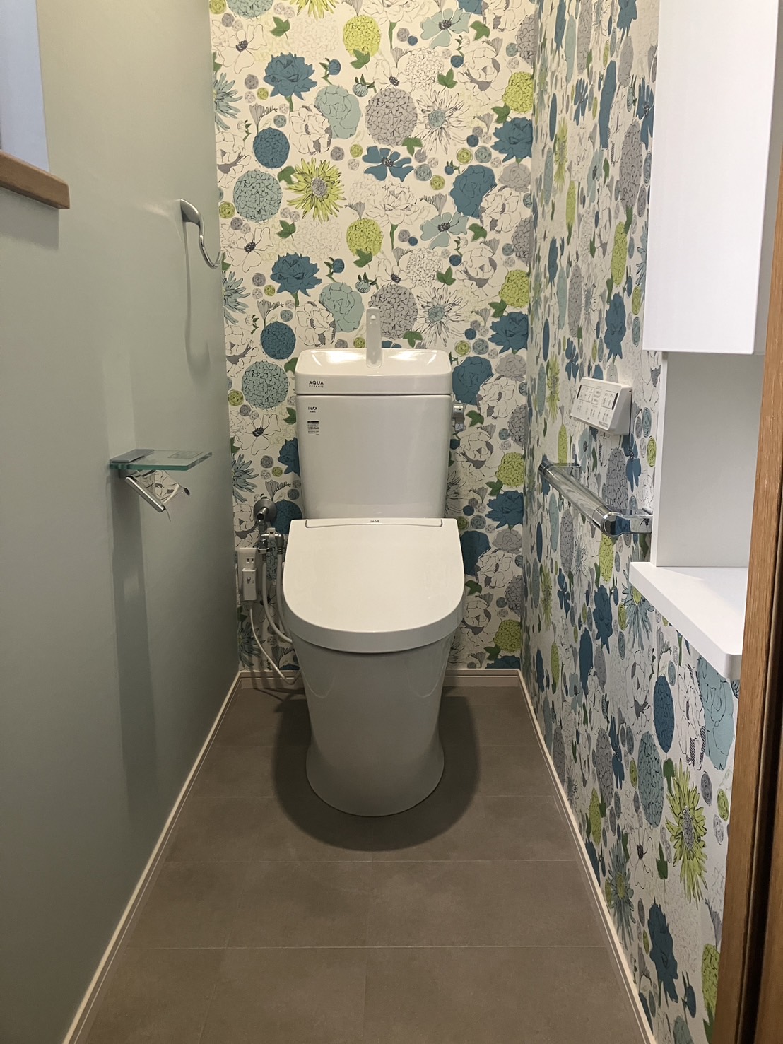 華やかな花柄のアクセントクロスが映える！こだわりが詰まったおしゃれなレストルーム