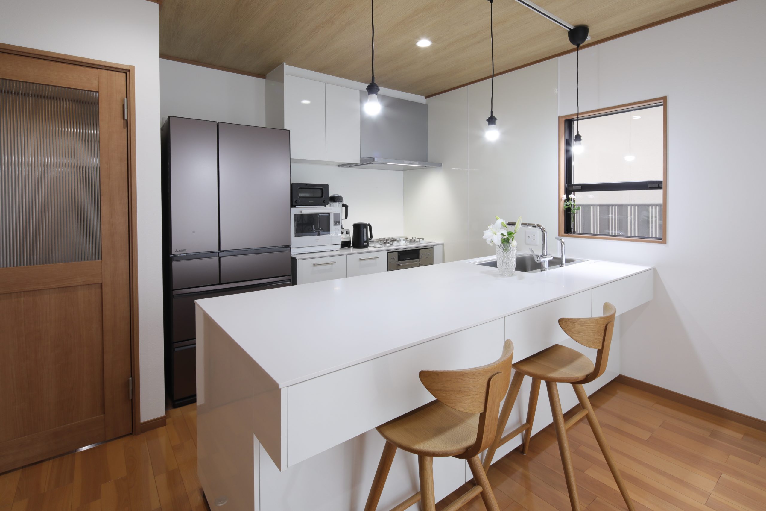 白を基調とした 明るく開放的なカウンターキッチン