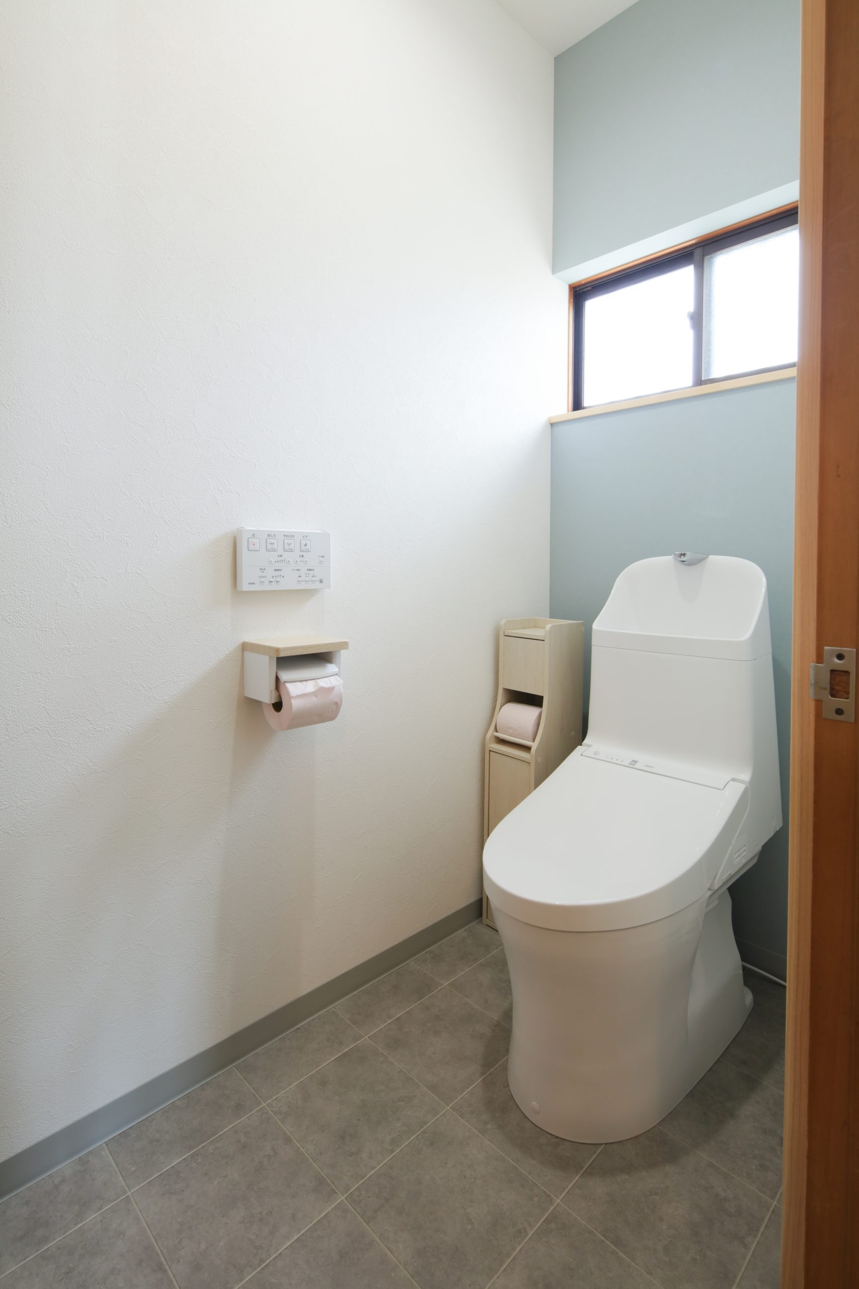 土壁から雰囲気一新！アクセントクロスがおしゃれな清潔感あふれるレストルームへ