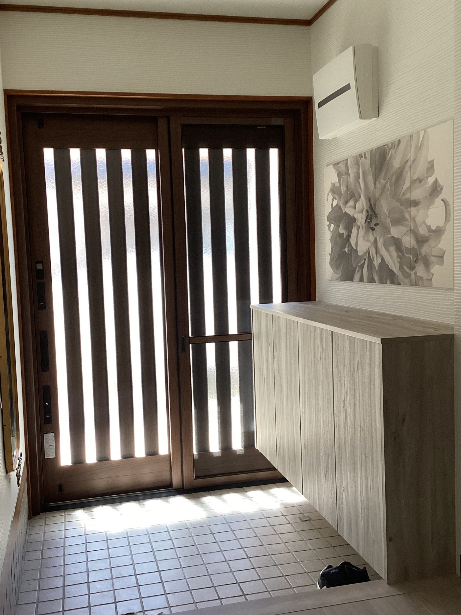 脱臭・調湿機能のあるエコカラットをアート感覚で壁に飾り 快適な玄関空間に