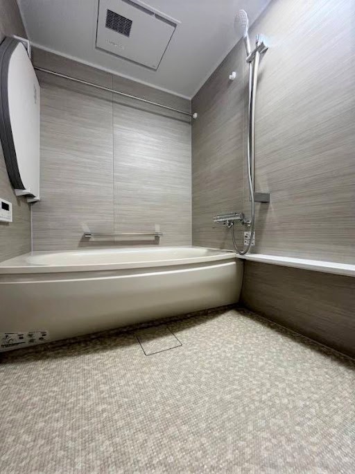 お手入れ簡単＆シンプルなバスルーム！ワイド浴槽でゆったりとした入浴時間を