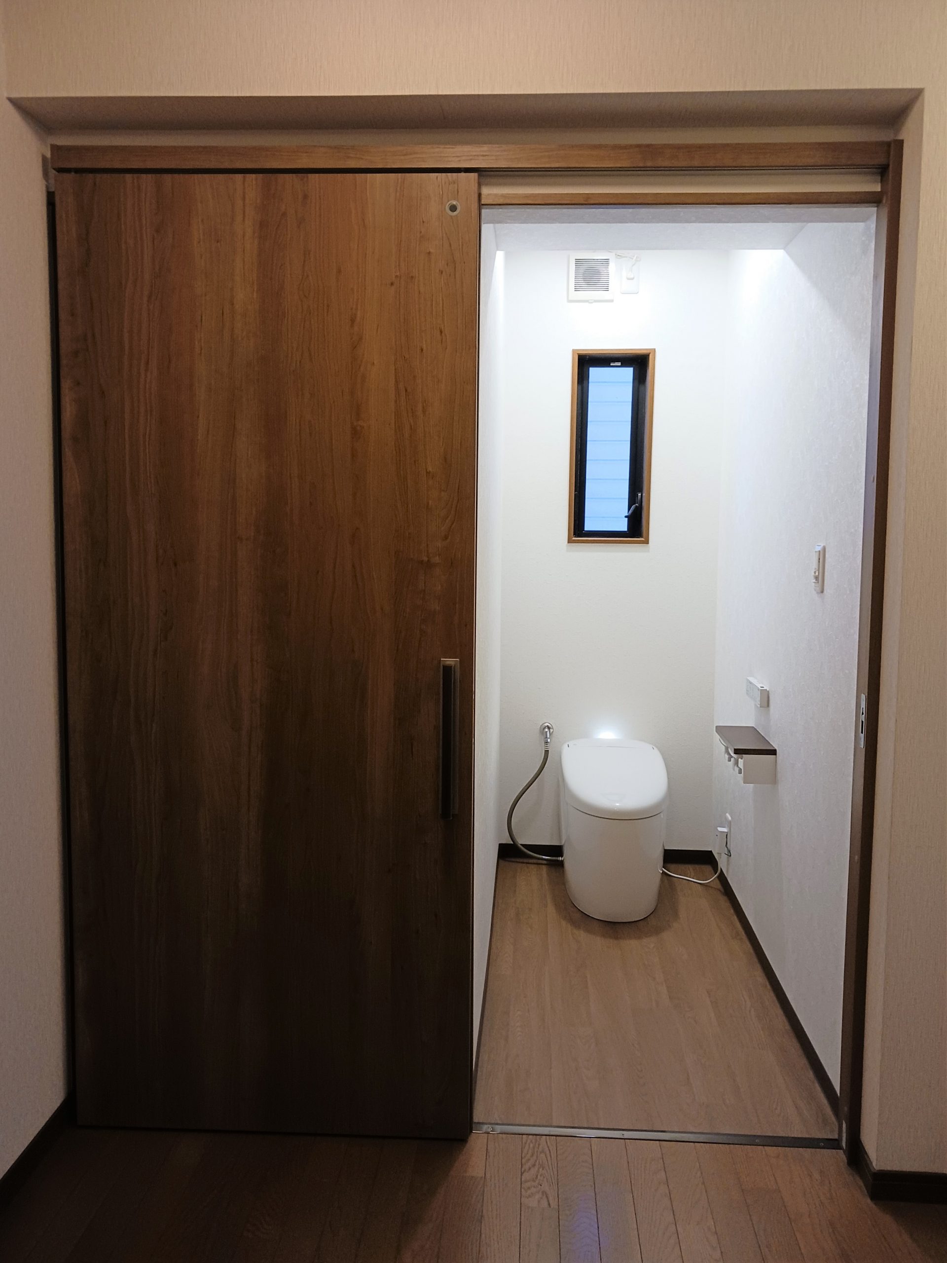 トイレ内がひろびろ使いやすい！開き戸をアウトセット引き戸に取替えて 家族みんなが快適に使えるレストルーム