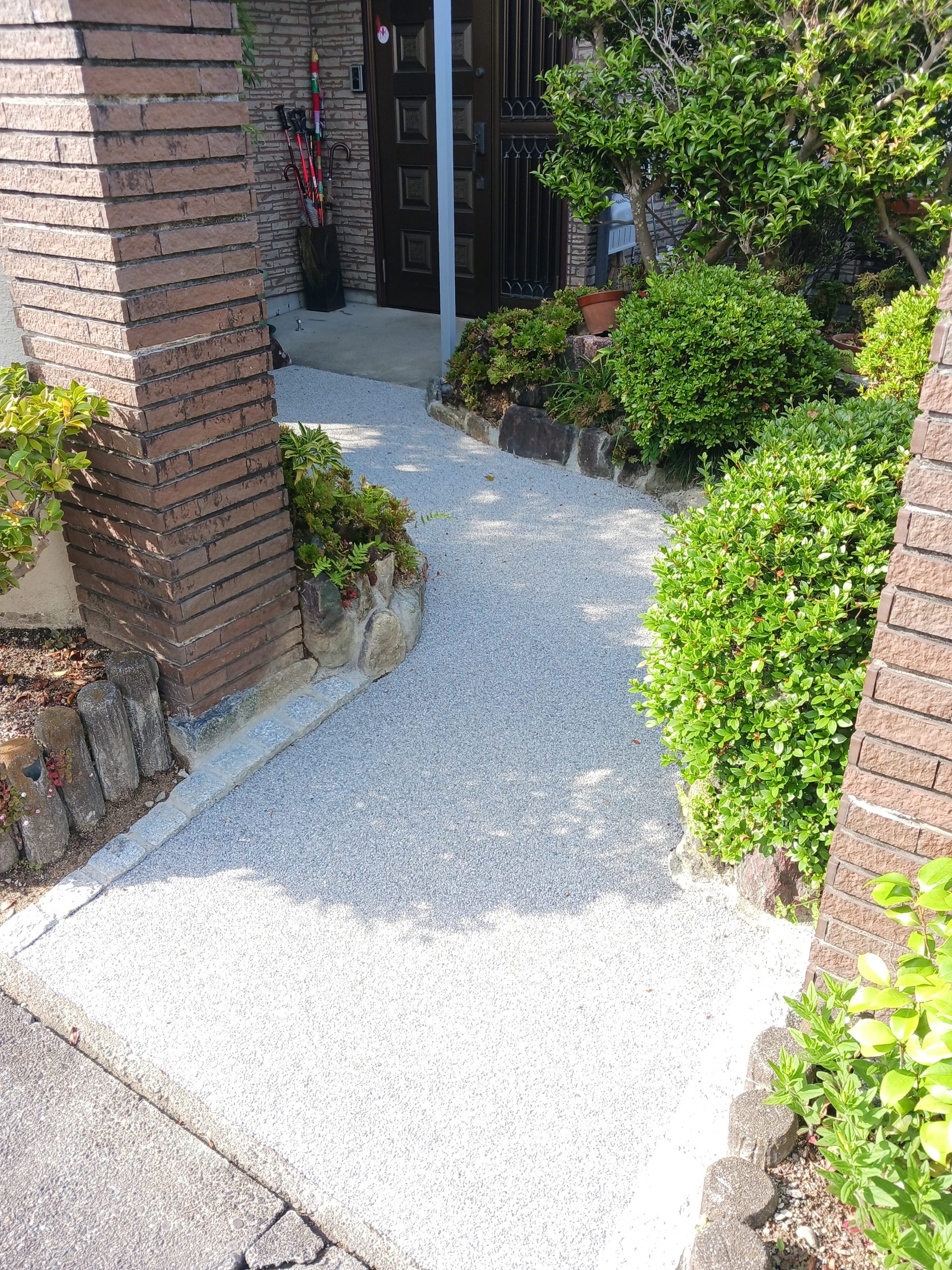 来客も安心して迎えられる 段差のない玄関アプローチに