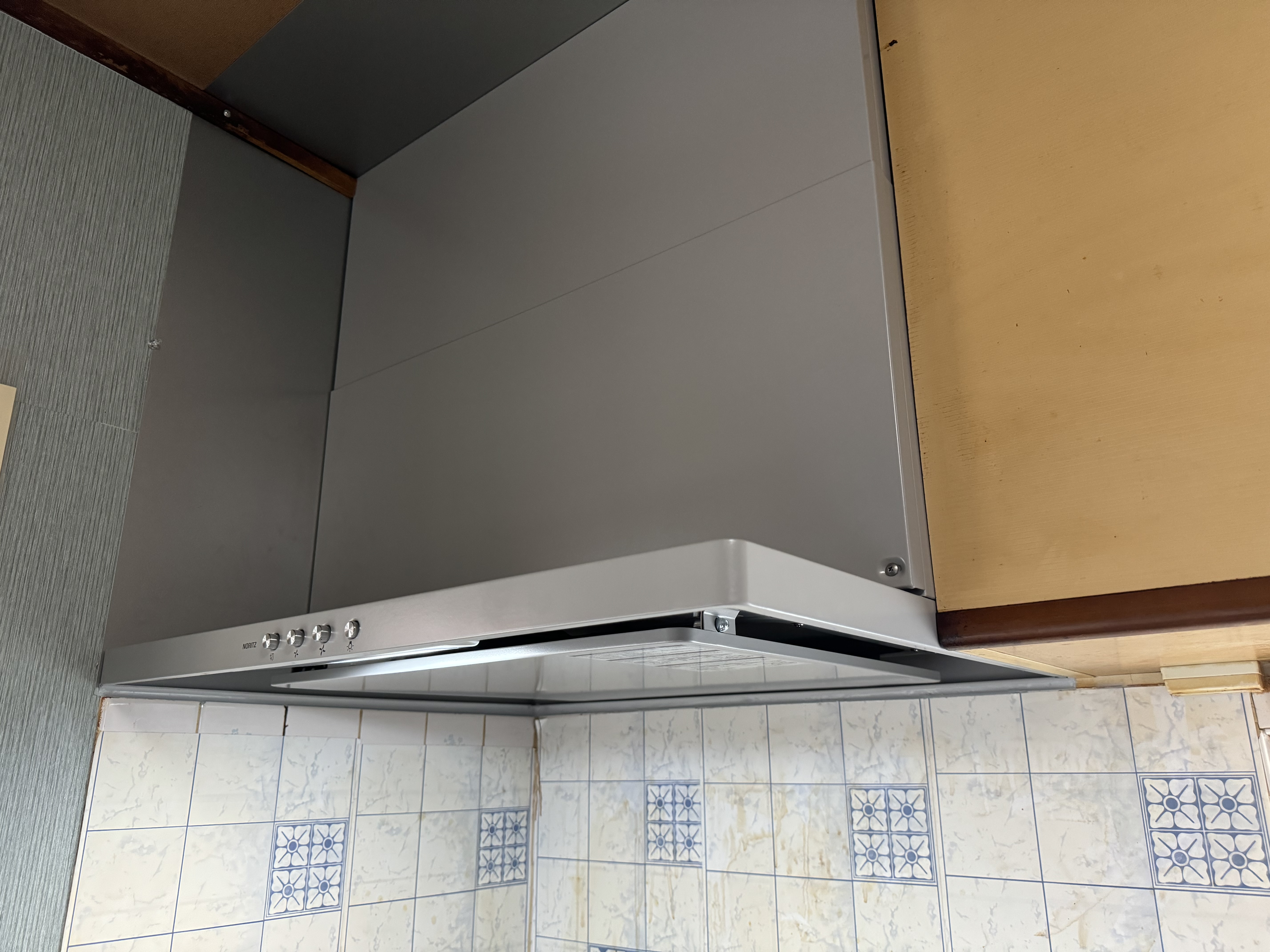 毎日使うからお手入れ簡単が嬉しい スタイリッシュなスリム型レンジフード