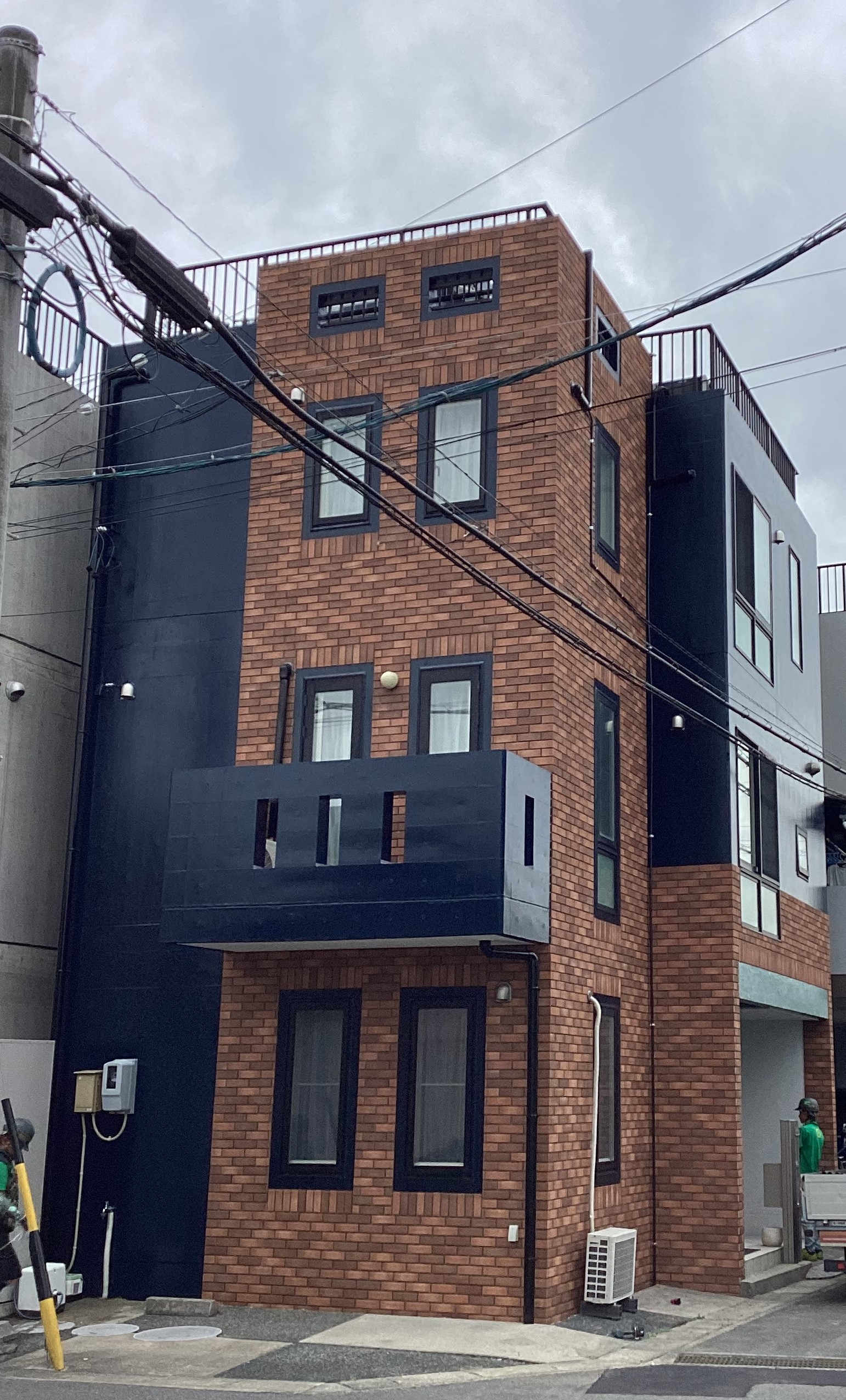 外壁塗装で雨漏り対策！レンガ調×ネイビーでブルックリン風の外観に