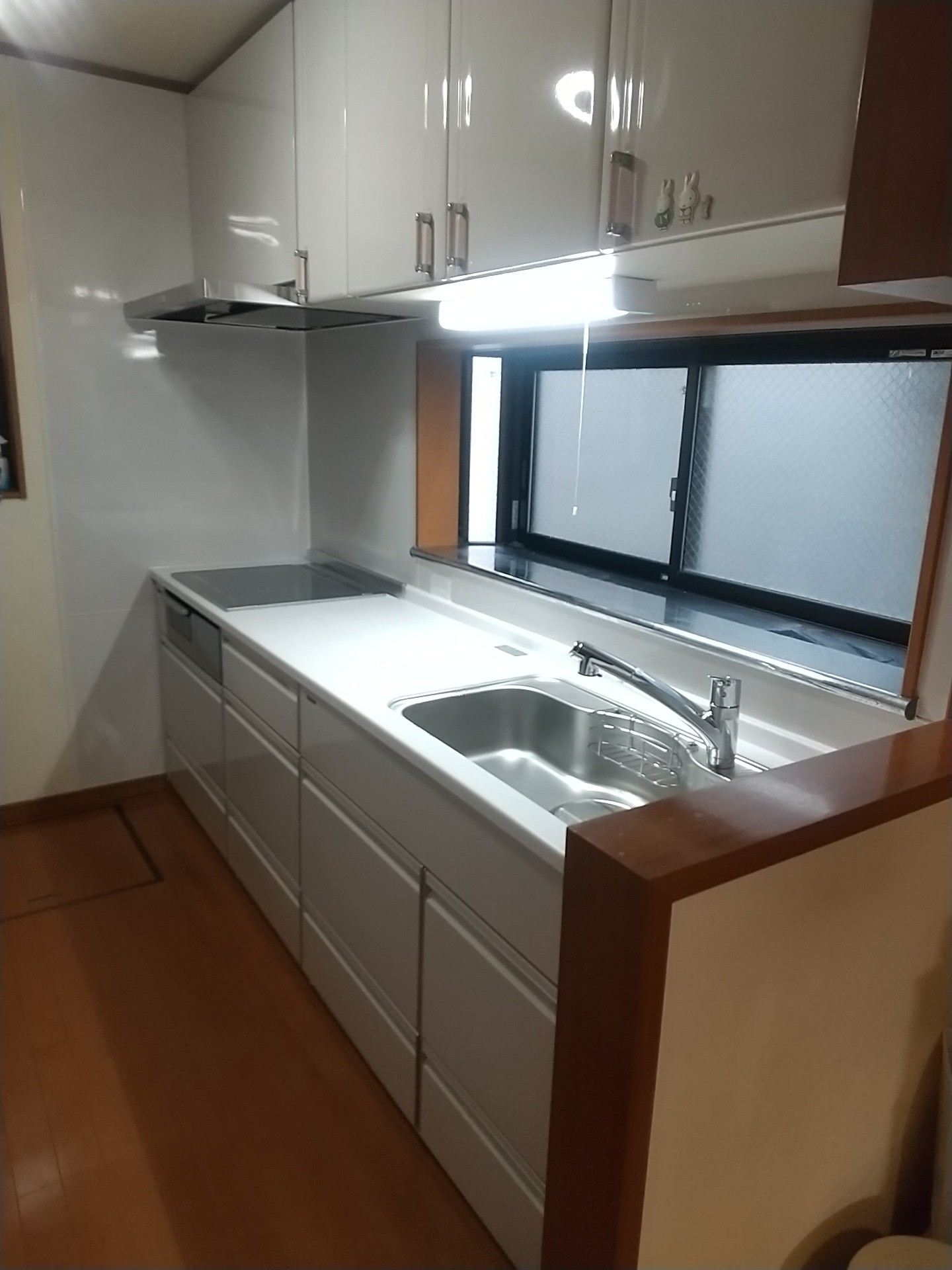 毎日の料理が楽しみになる ホワイトキッチンの明るい空間に