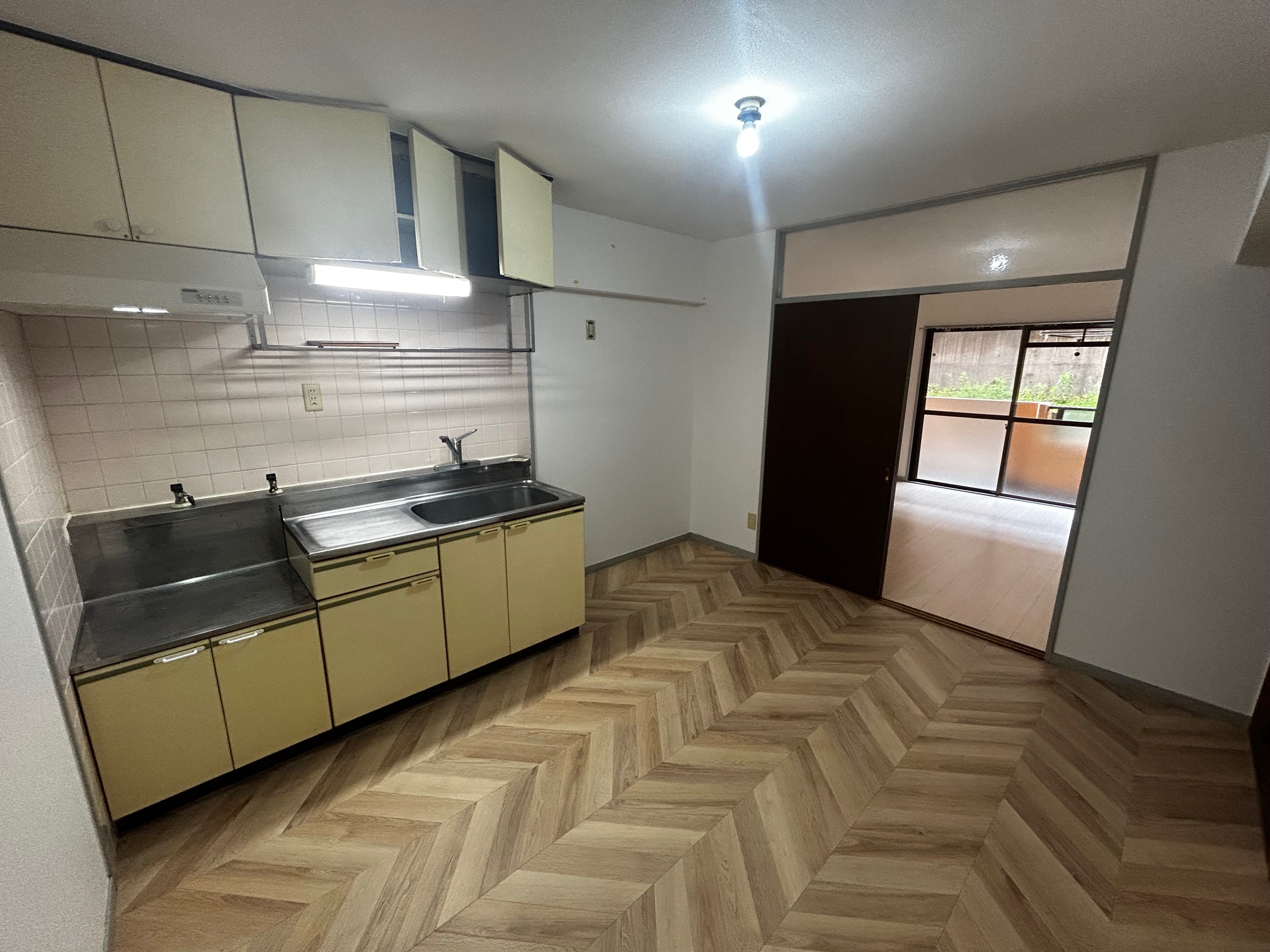 賃貸住宅の空き家をリフォーム！ヘリンボーンの床でおしゃれな内装に